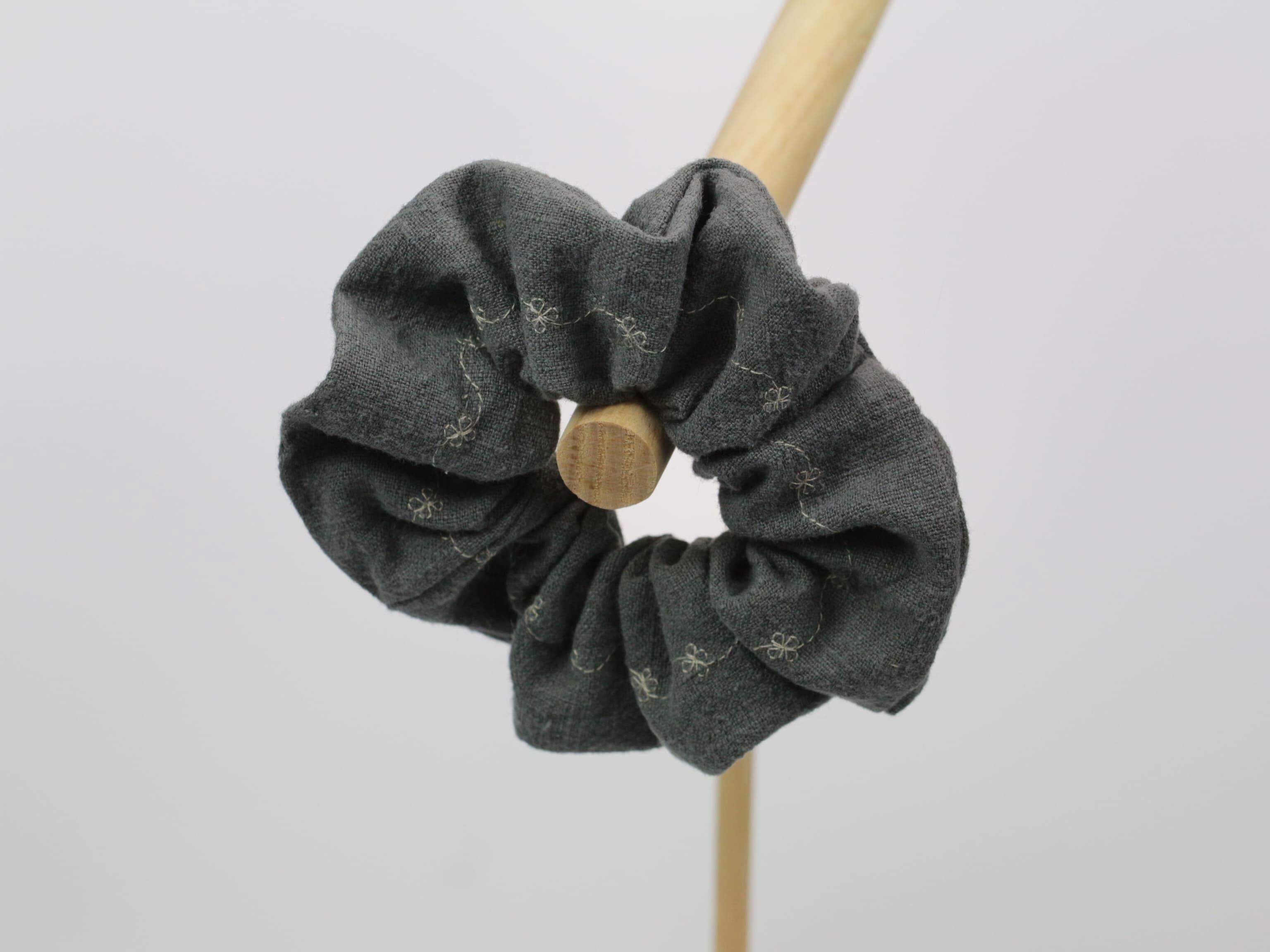 Scrunchie MEDIUM - haftowana - 100% len