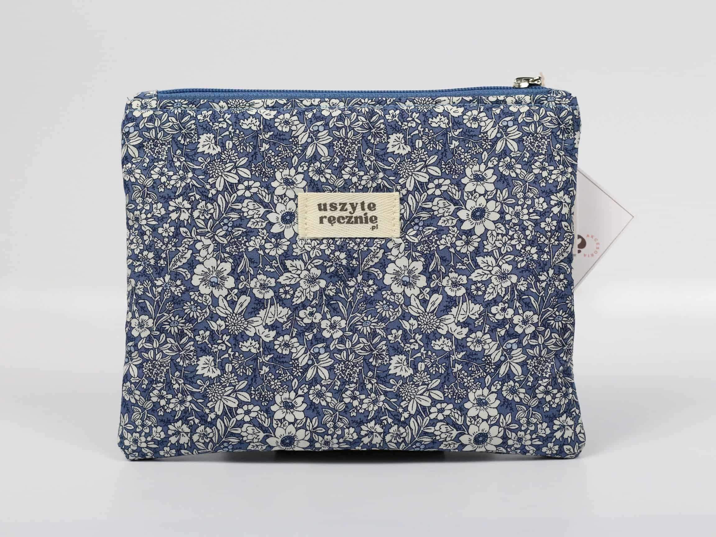Kosmetyczka płaska - kwiatki na niebieskim tle / case na czytnik e-book