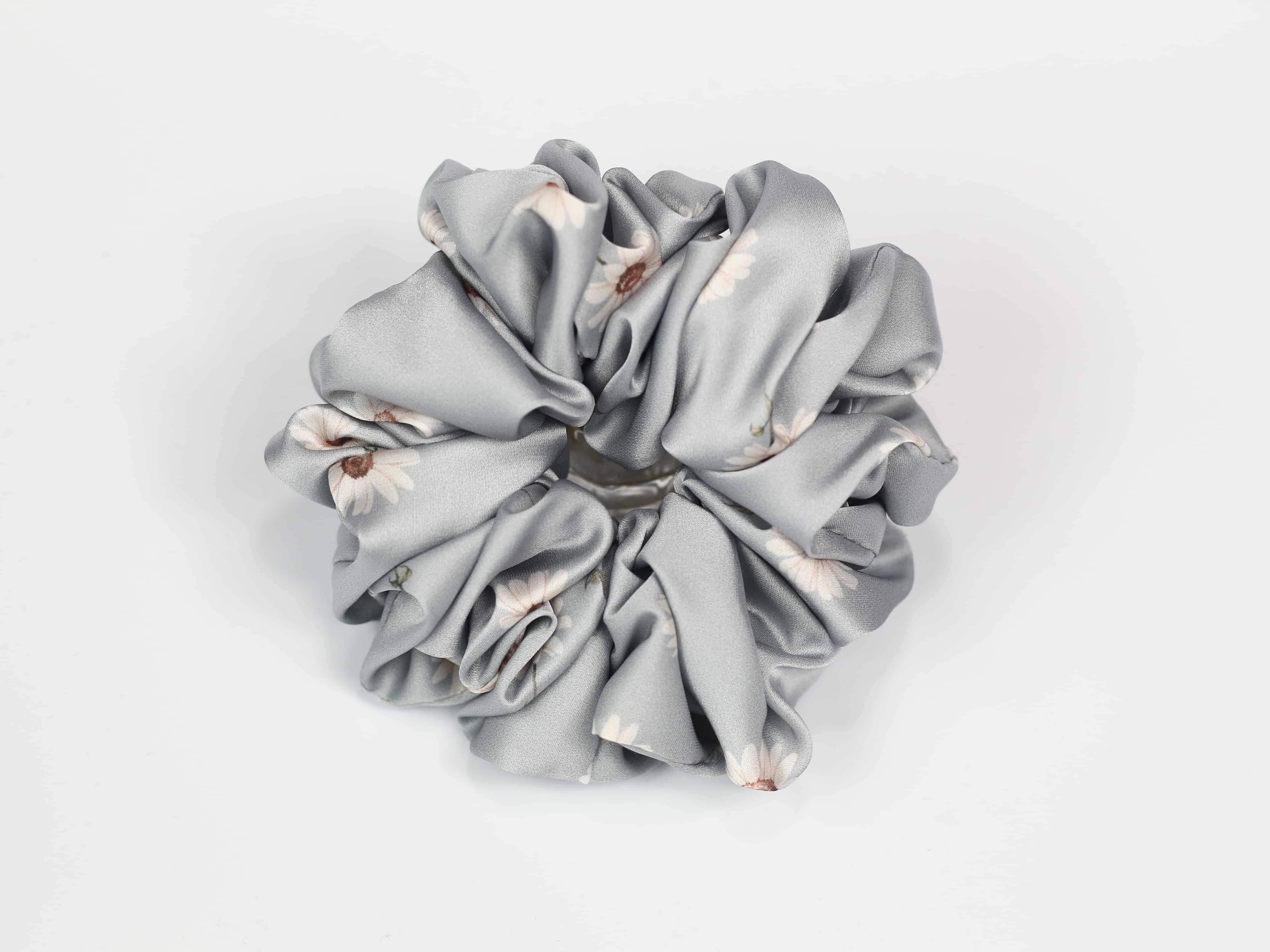 Scrunchie MAXI - stokrotki na niebieskim tle