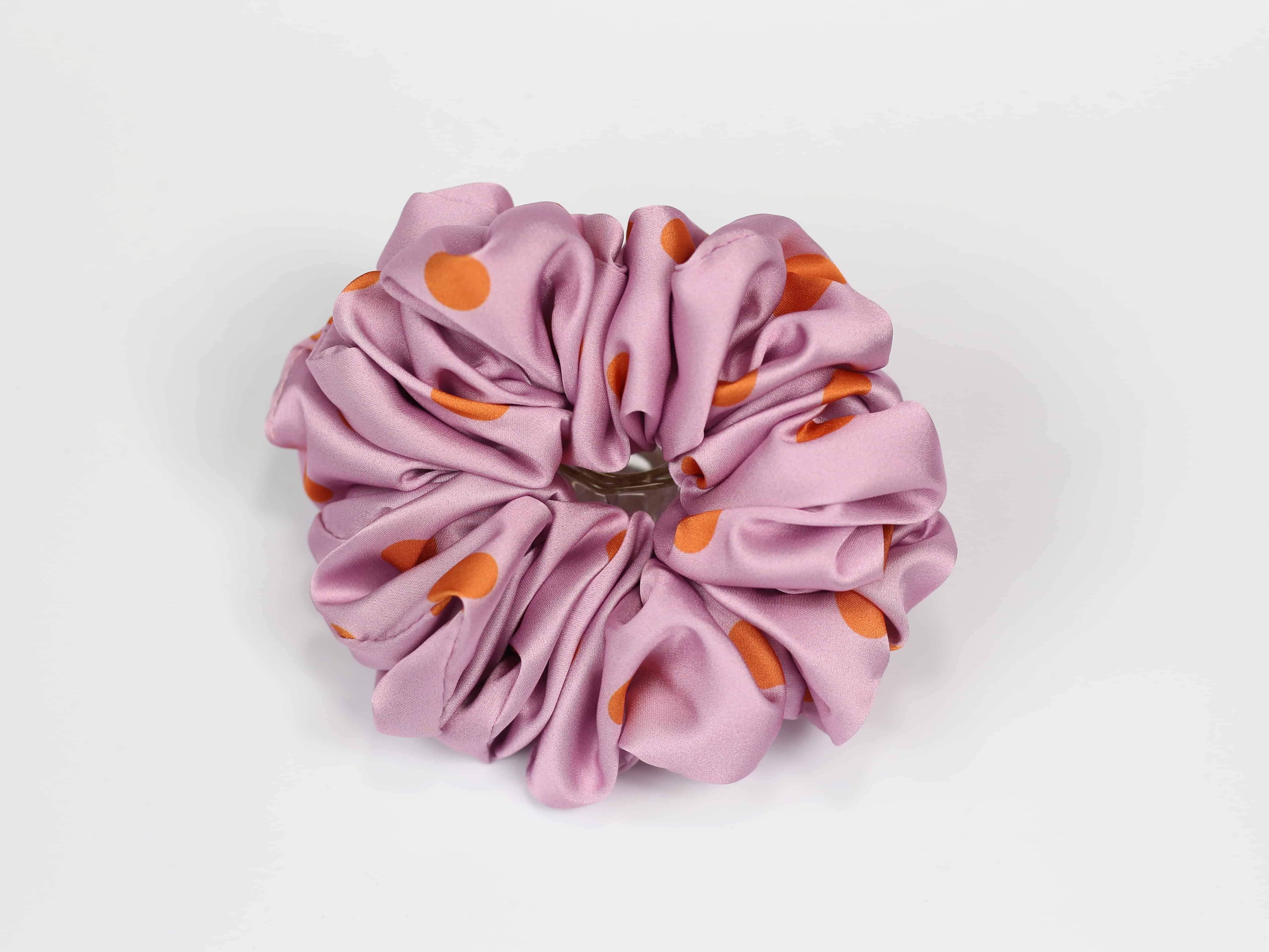Scrunchie MAXI - pomarańczowe groszki na różowym tle