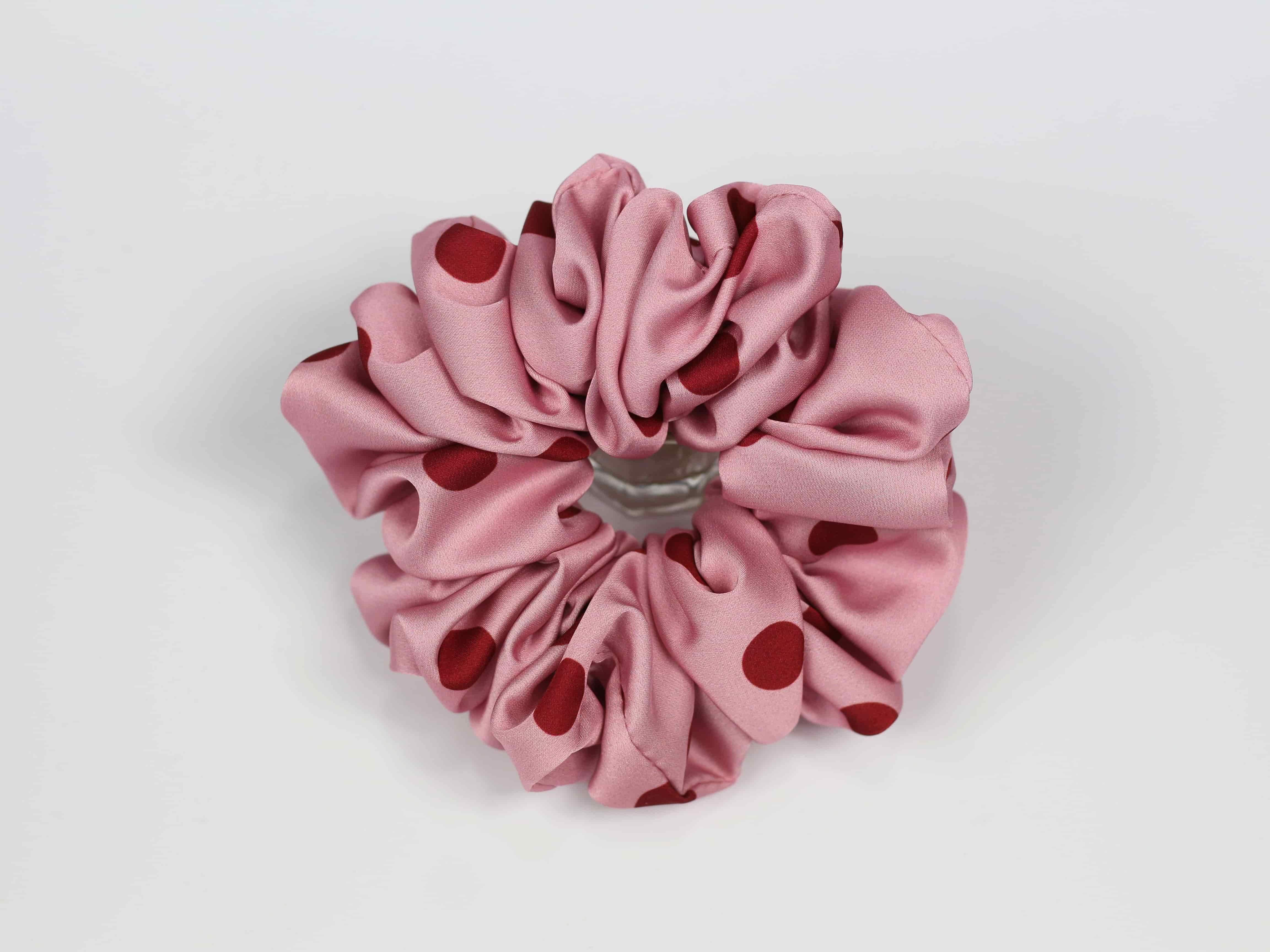 Scrunchie MAXI - bordowe groszki na różowym tle