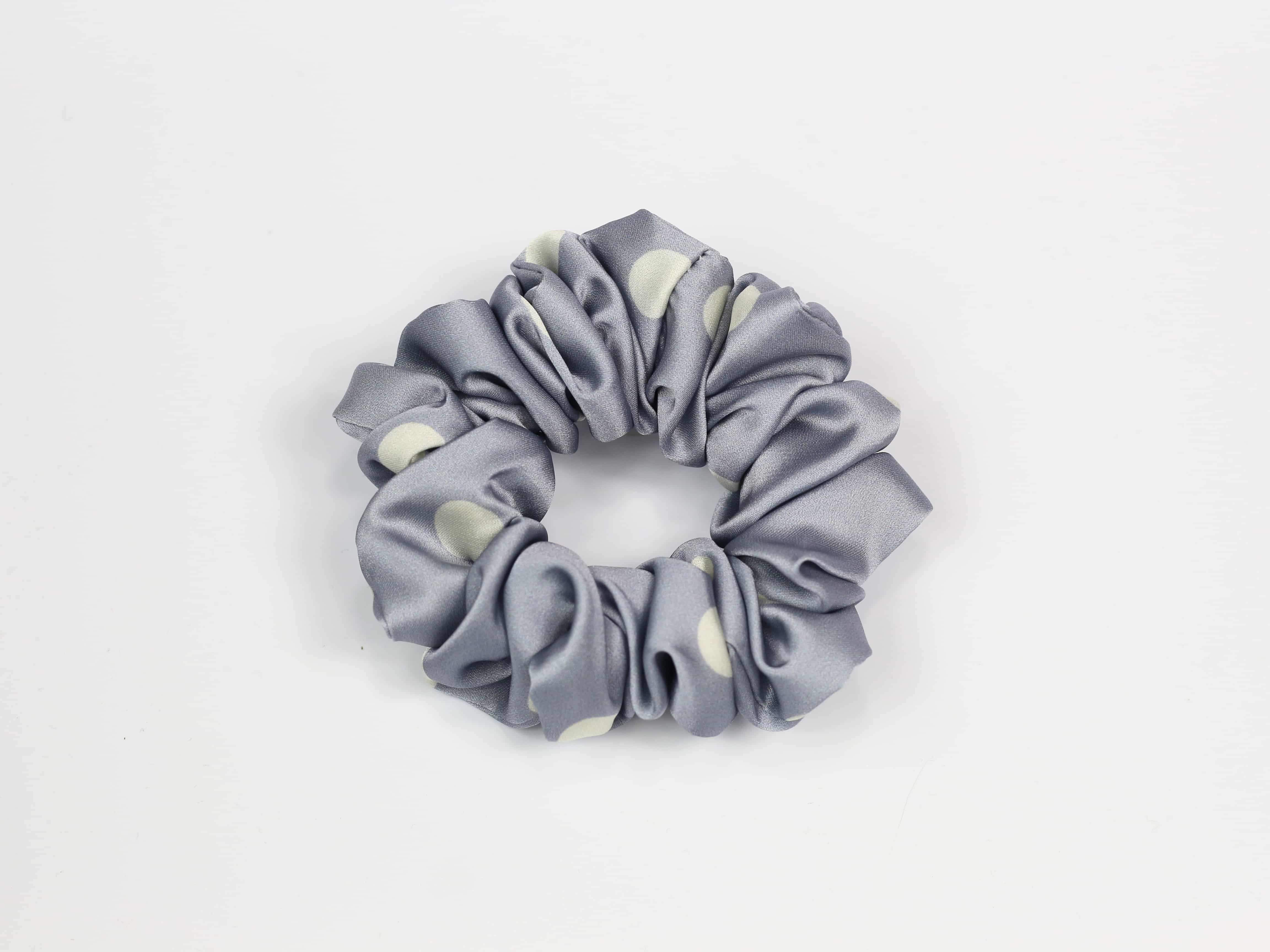 Scrunchie CLASSIC - groszki na niebieskim tle