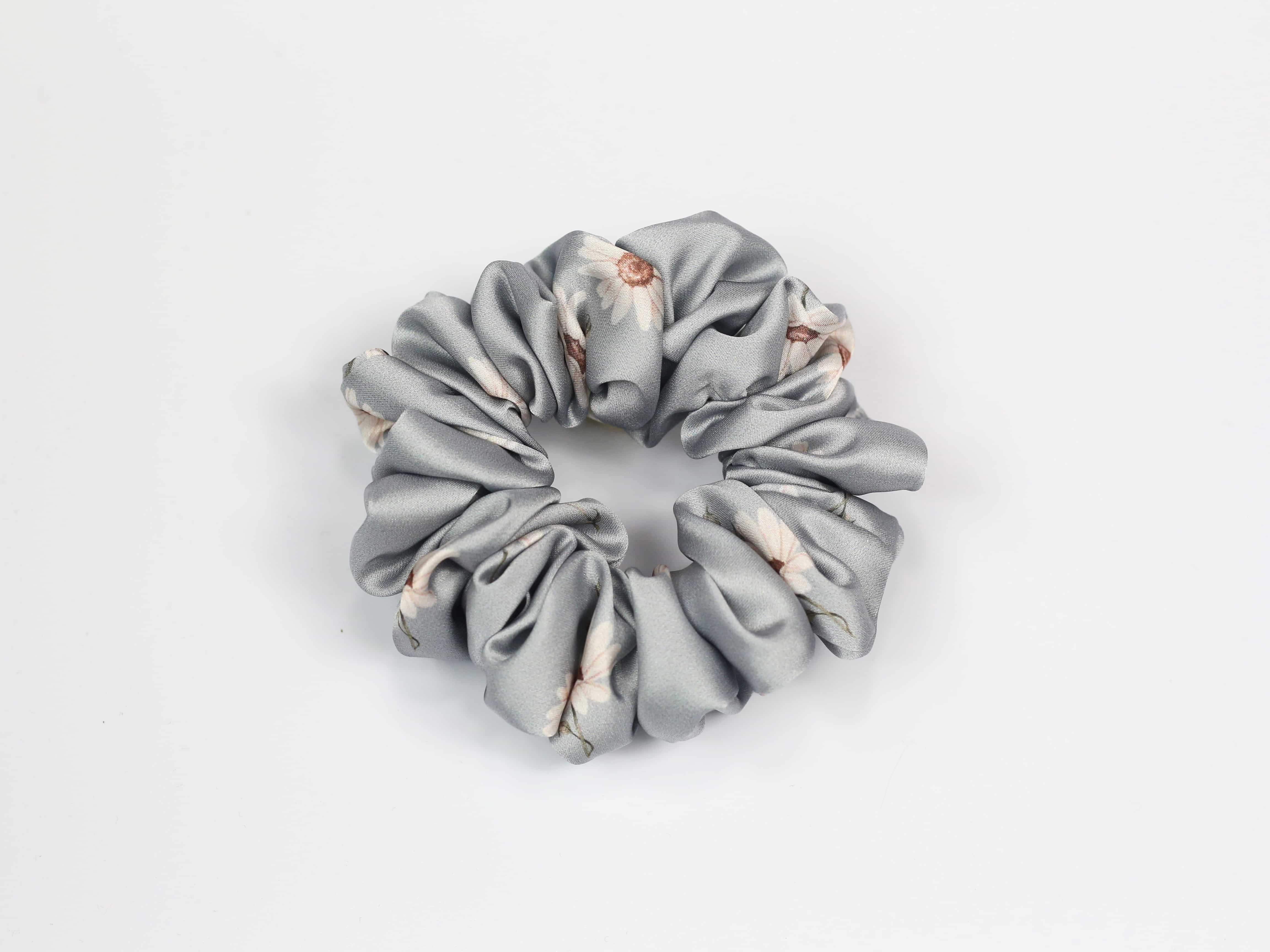 Scrunchie CLASSIC - stokrotki na niebieskim tle
