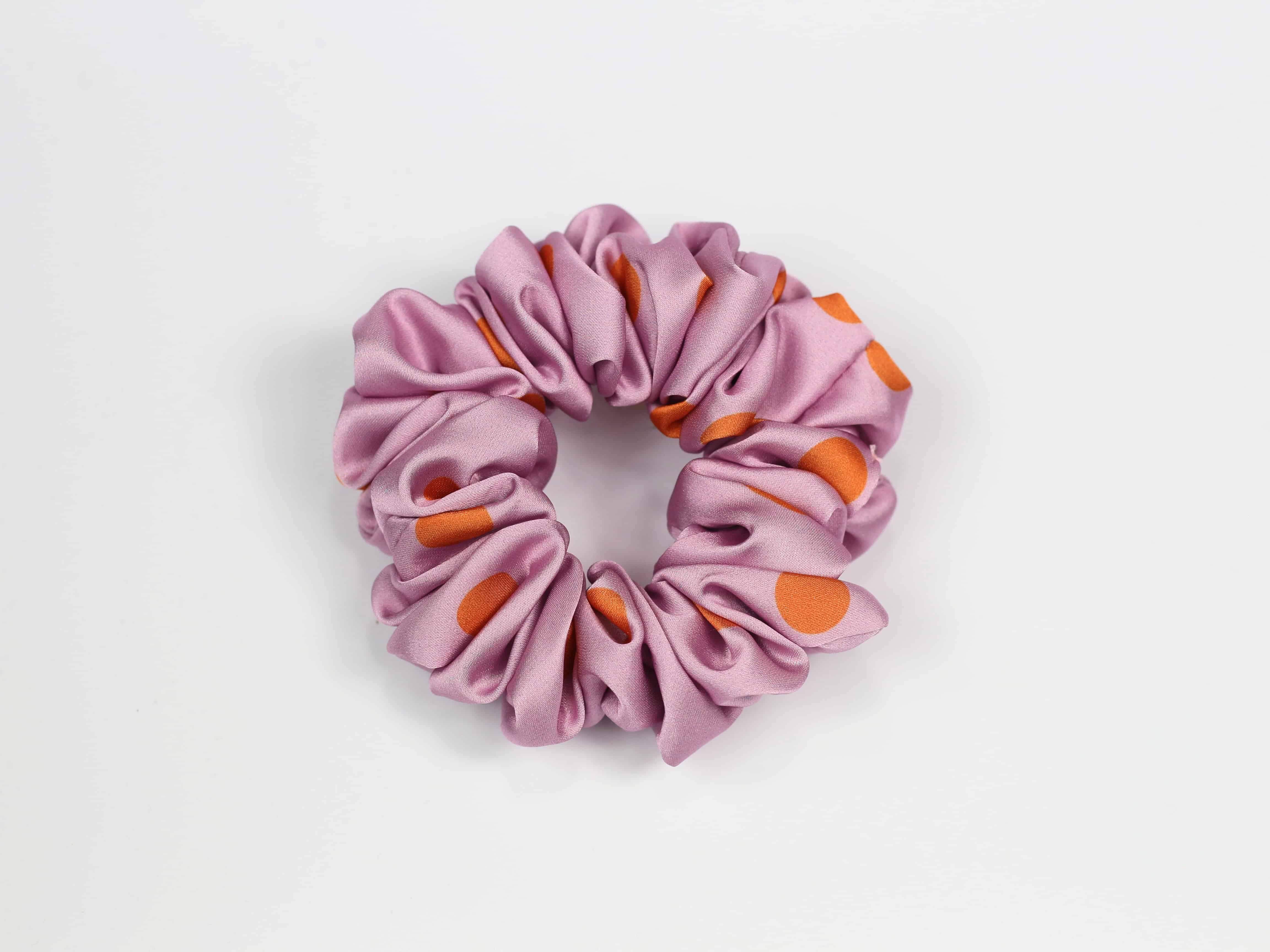 Scrunchie CLASSIC - pomarańczowe groszki na różowym tle