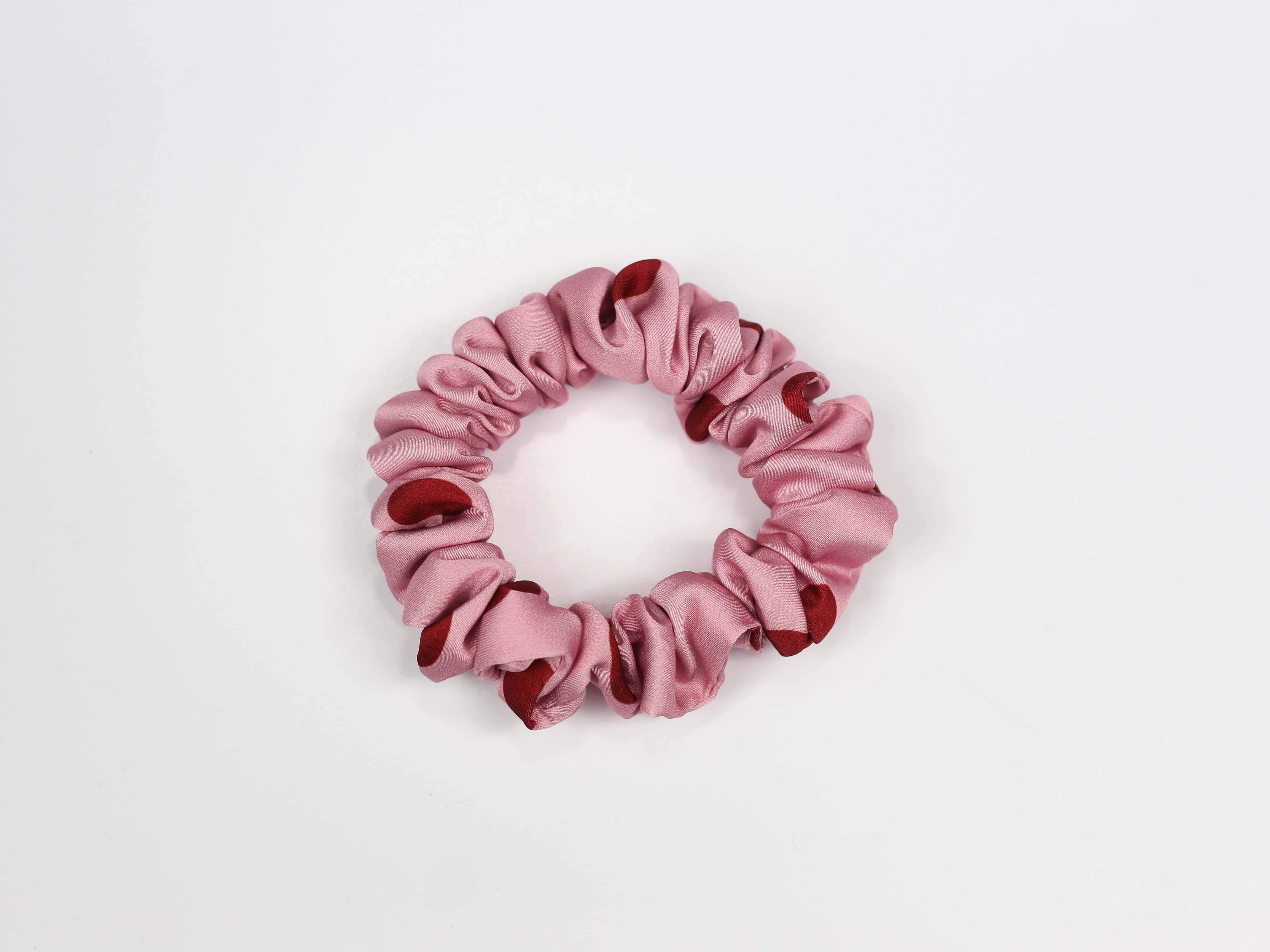 Scrunchie MINI - bordowe groszki na różowym tle