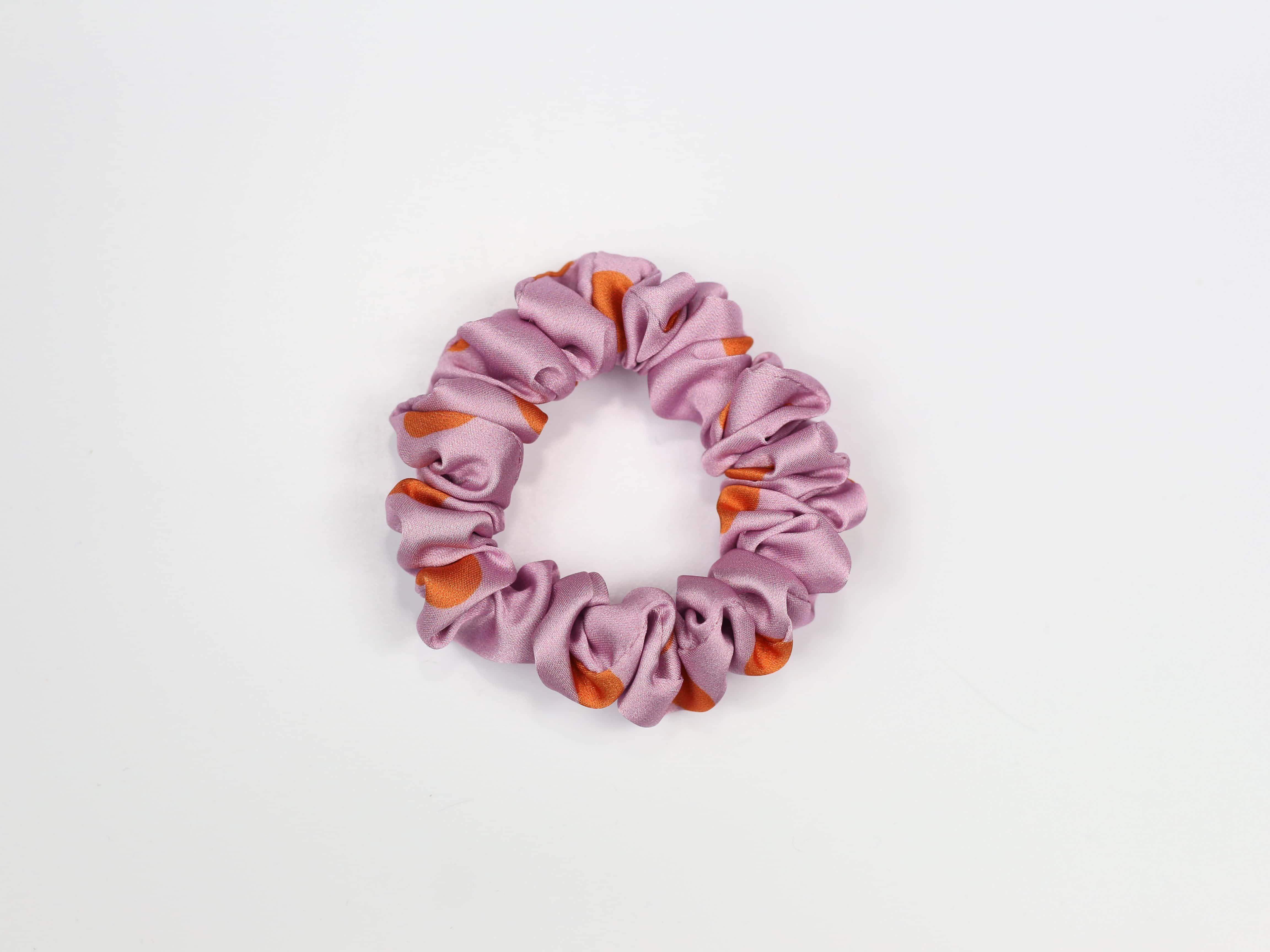 Scrunchie MINI - pomarańczowe groszki na różowym tle