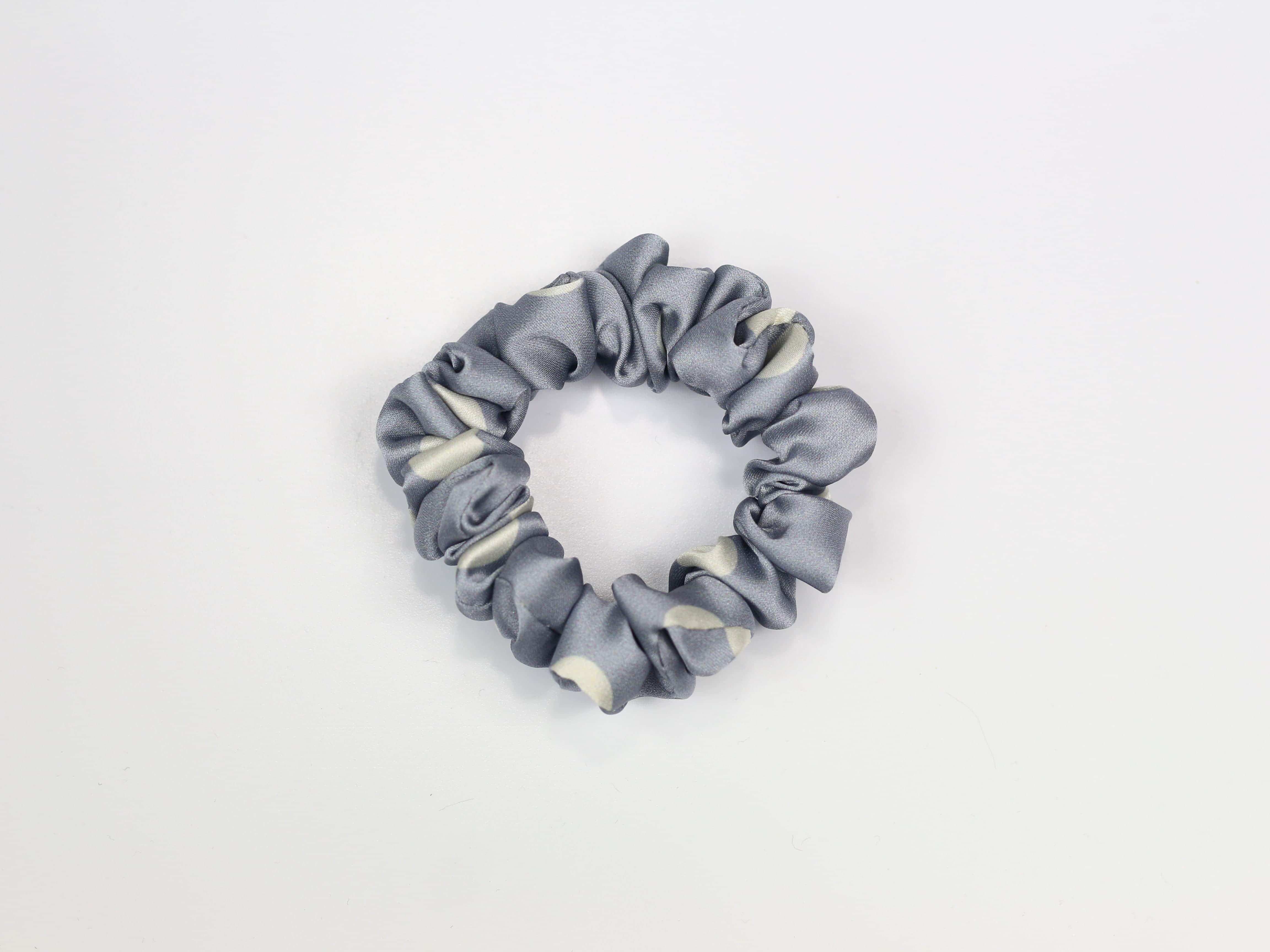 Scrunchie MINI - groszki na niebieskim tle