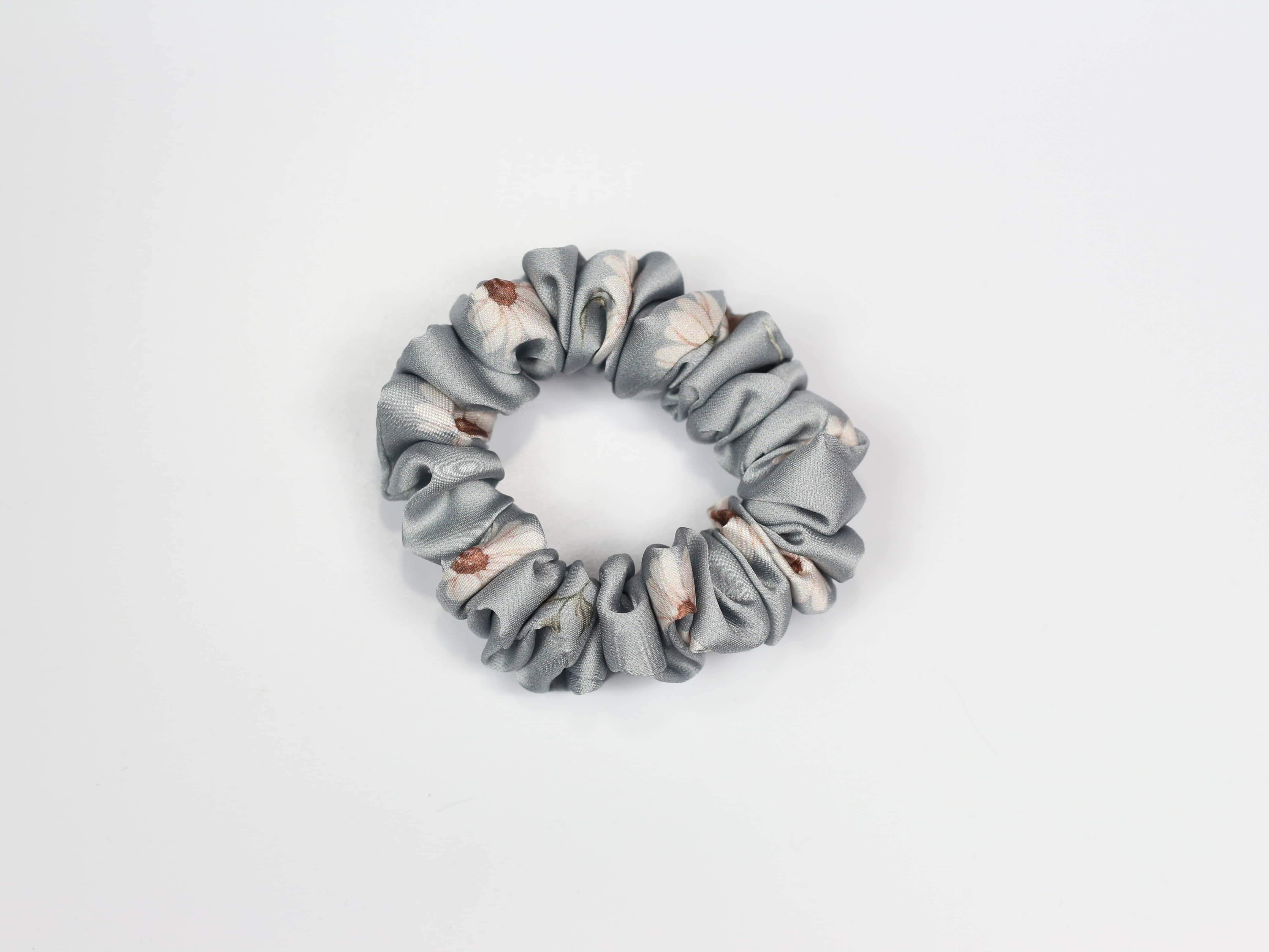 Scrunchie MINI - stokrotki na niebieskim tle
