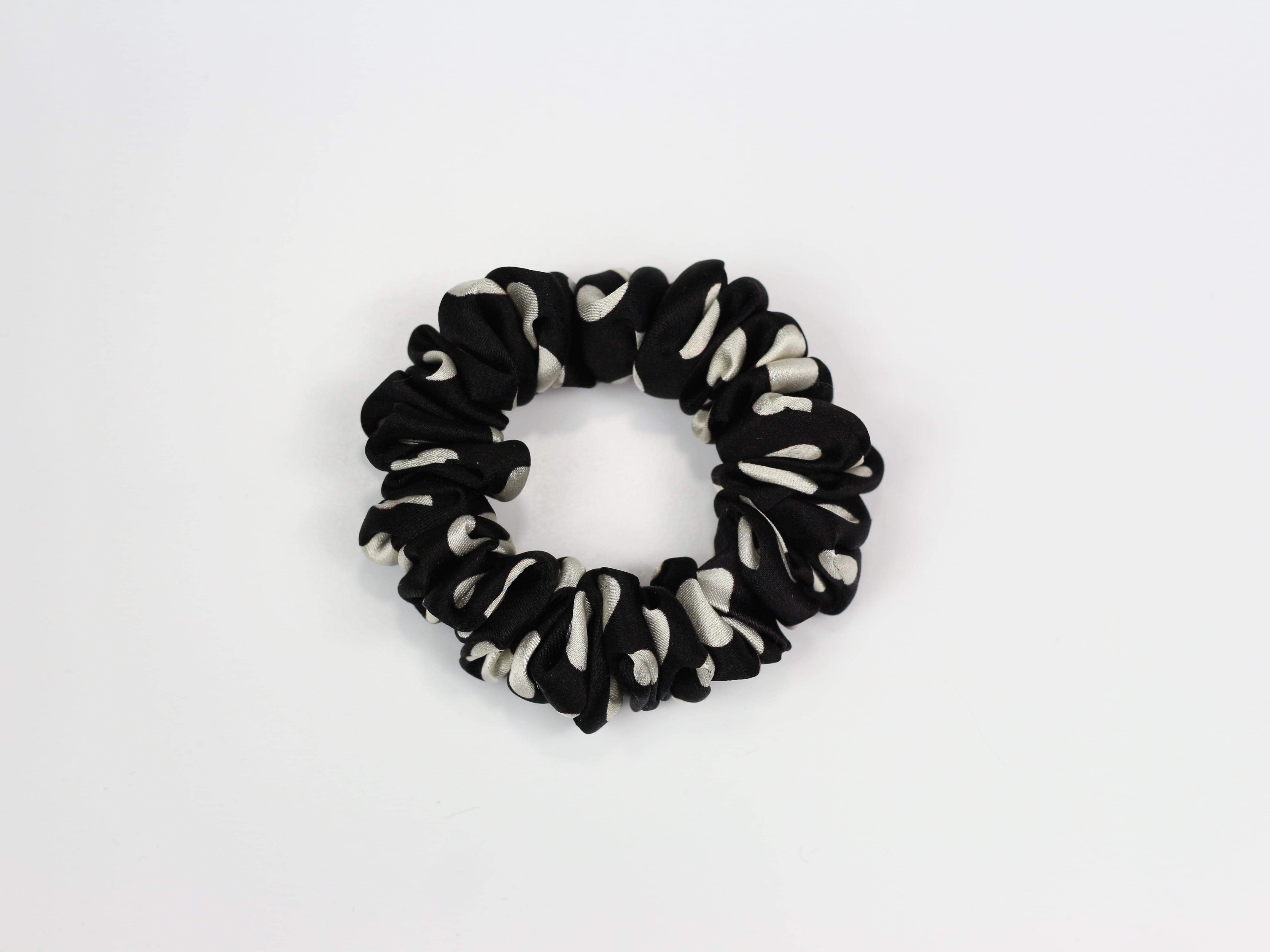 Jedwabna scrunchie MINI - czarna w groszki