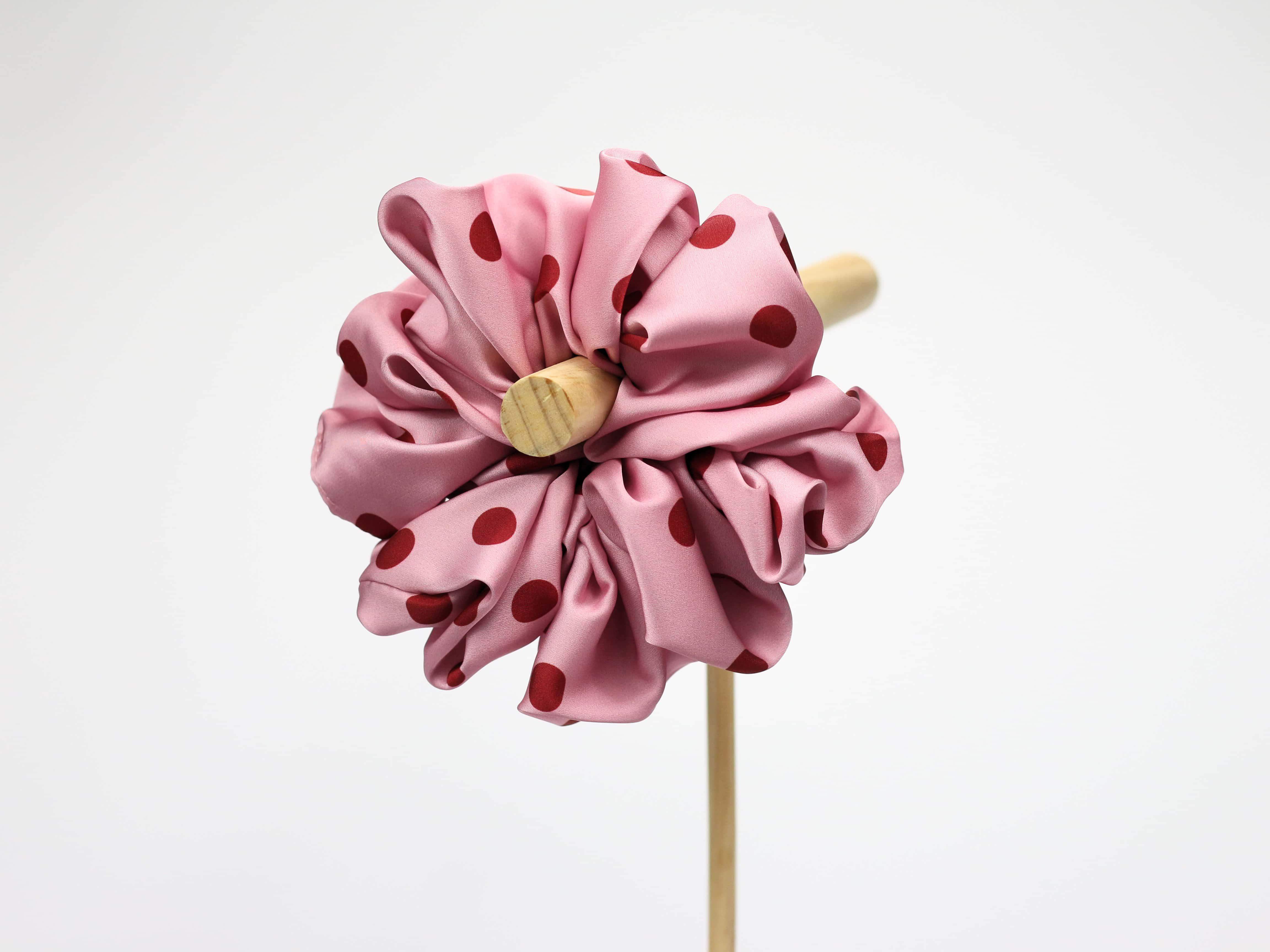 Scrunchie ULTRA - bordowe groszki na różowym tle
