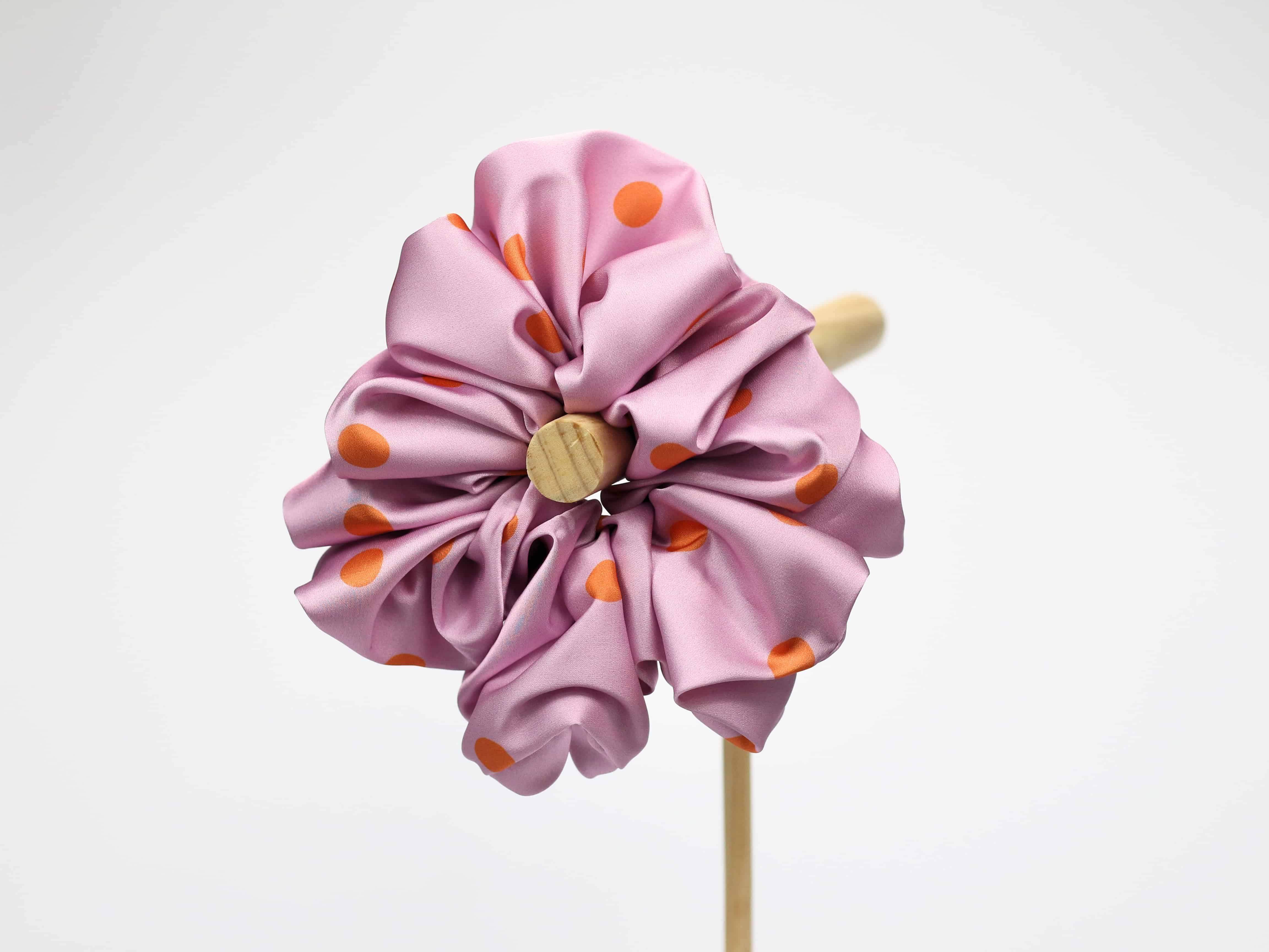 Scrunchie ULTRA - pomarańczowe groszki na różowym tle