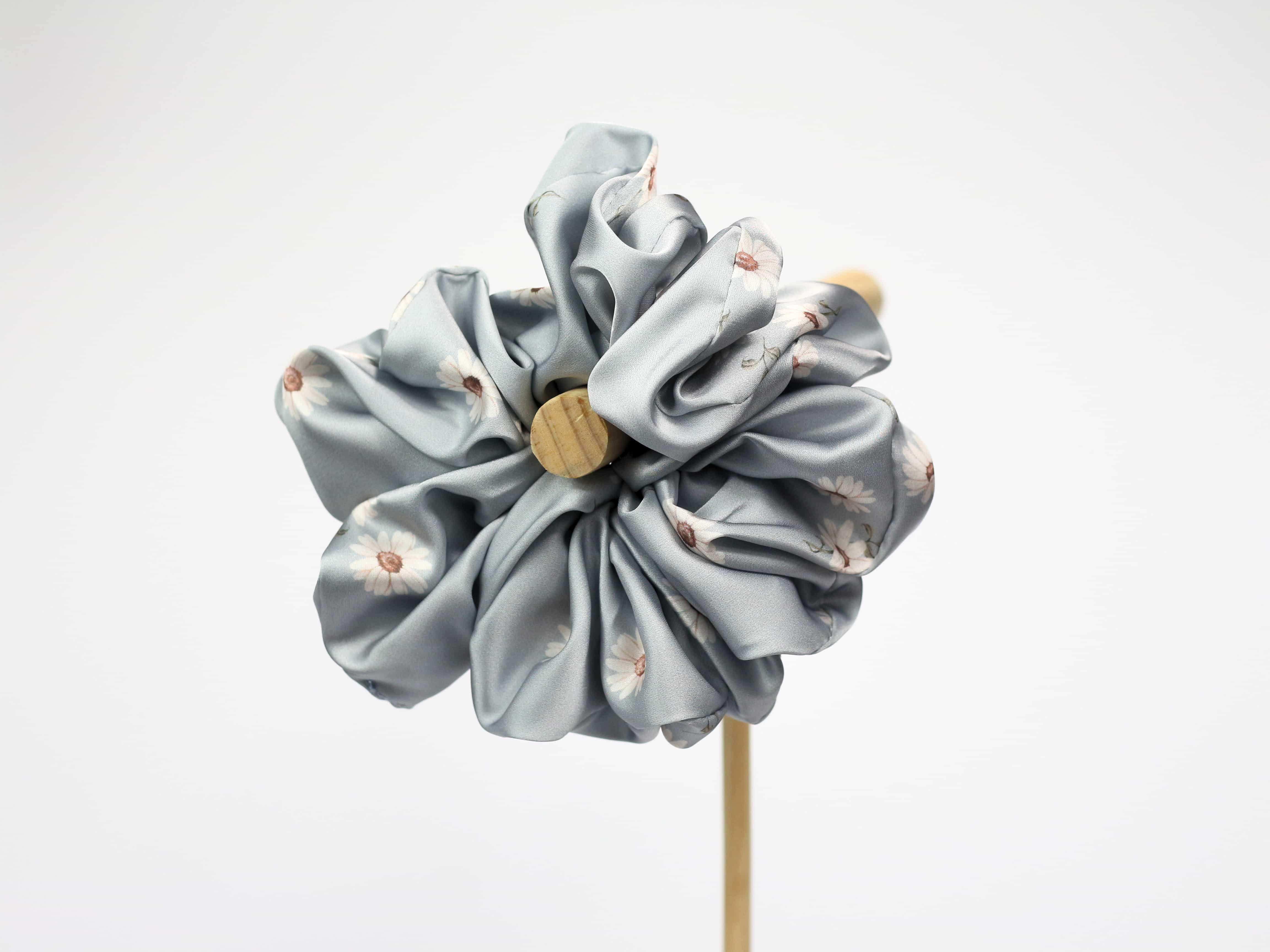 Scrunchie ULTRA - stokrotki na niebieskim tle