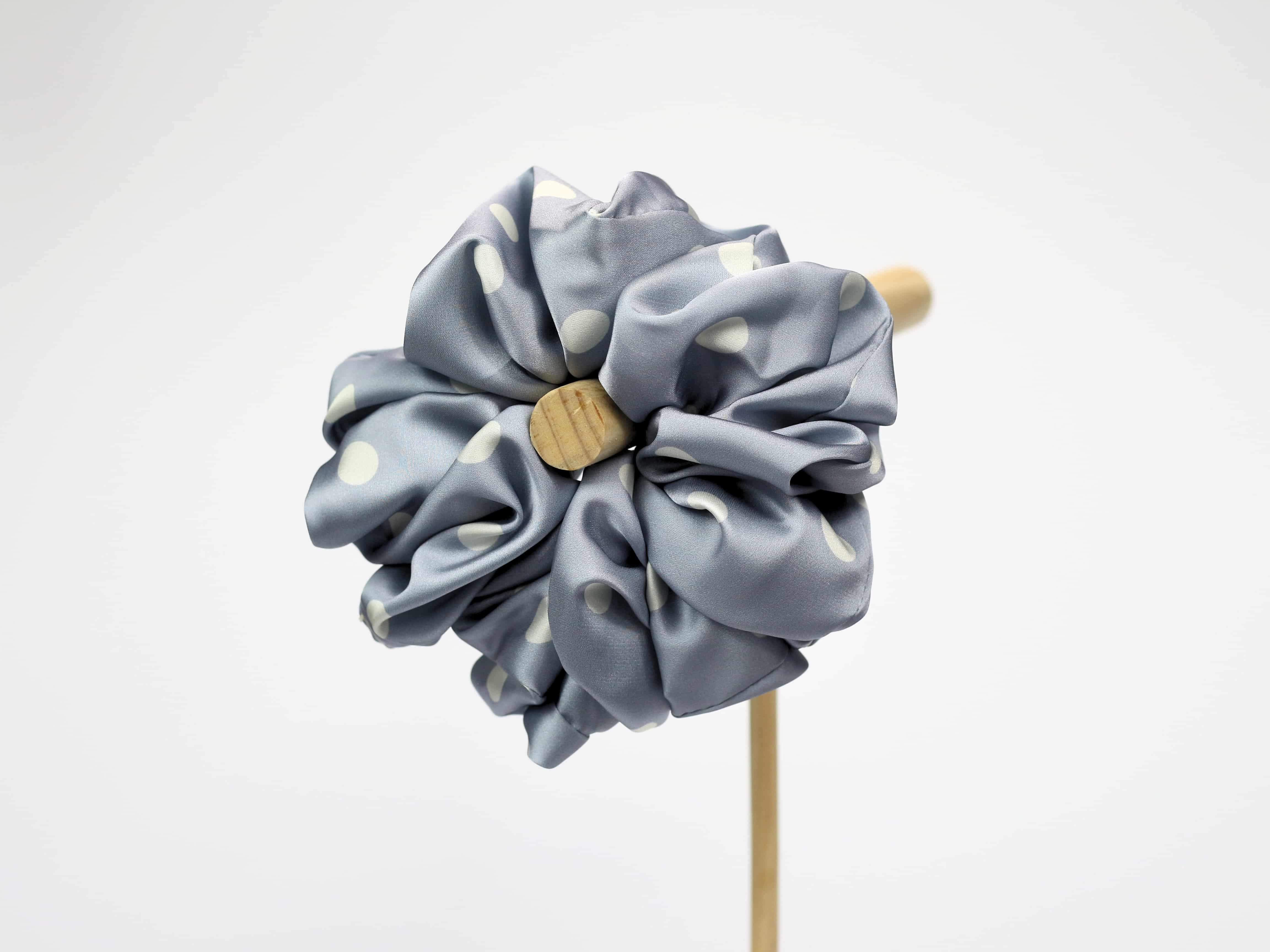 Scrunchie ULTRA - groszki na niebieskim tle