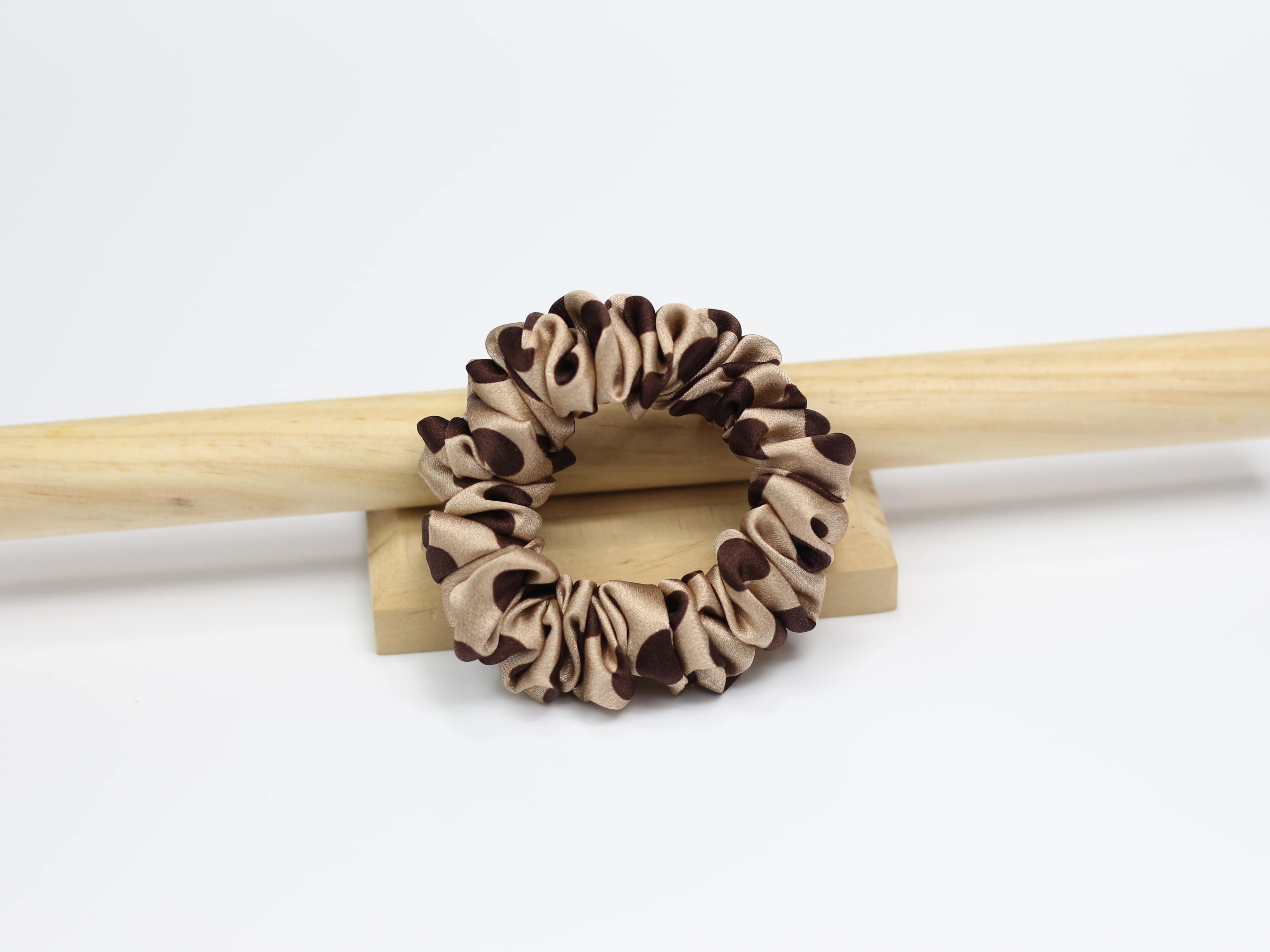 Jedwabna scrunchie MINI - latte w czekoladowe groszki