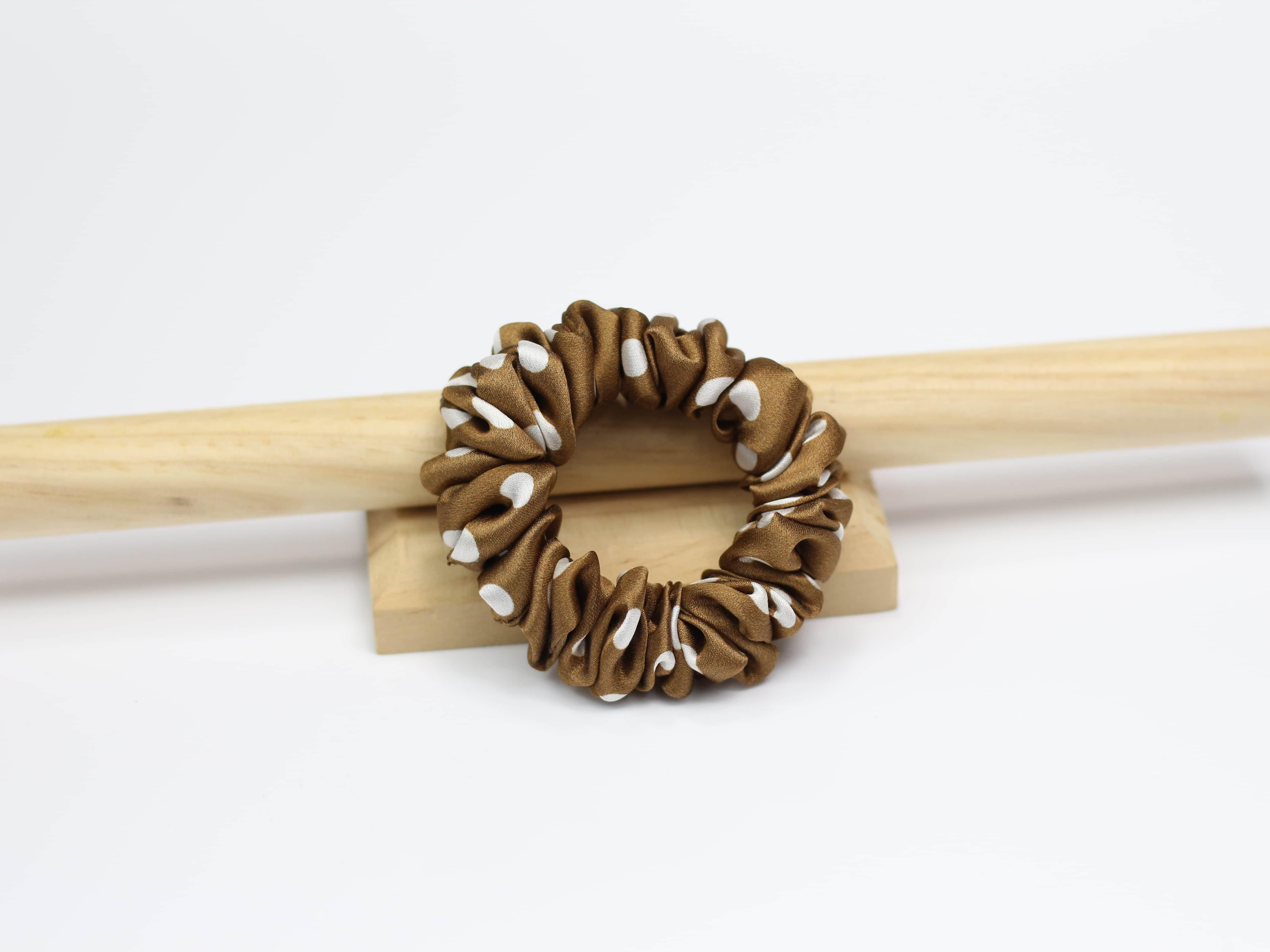 Jedwabna scrunchie MINI - karmelowa w groszki