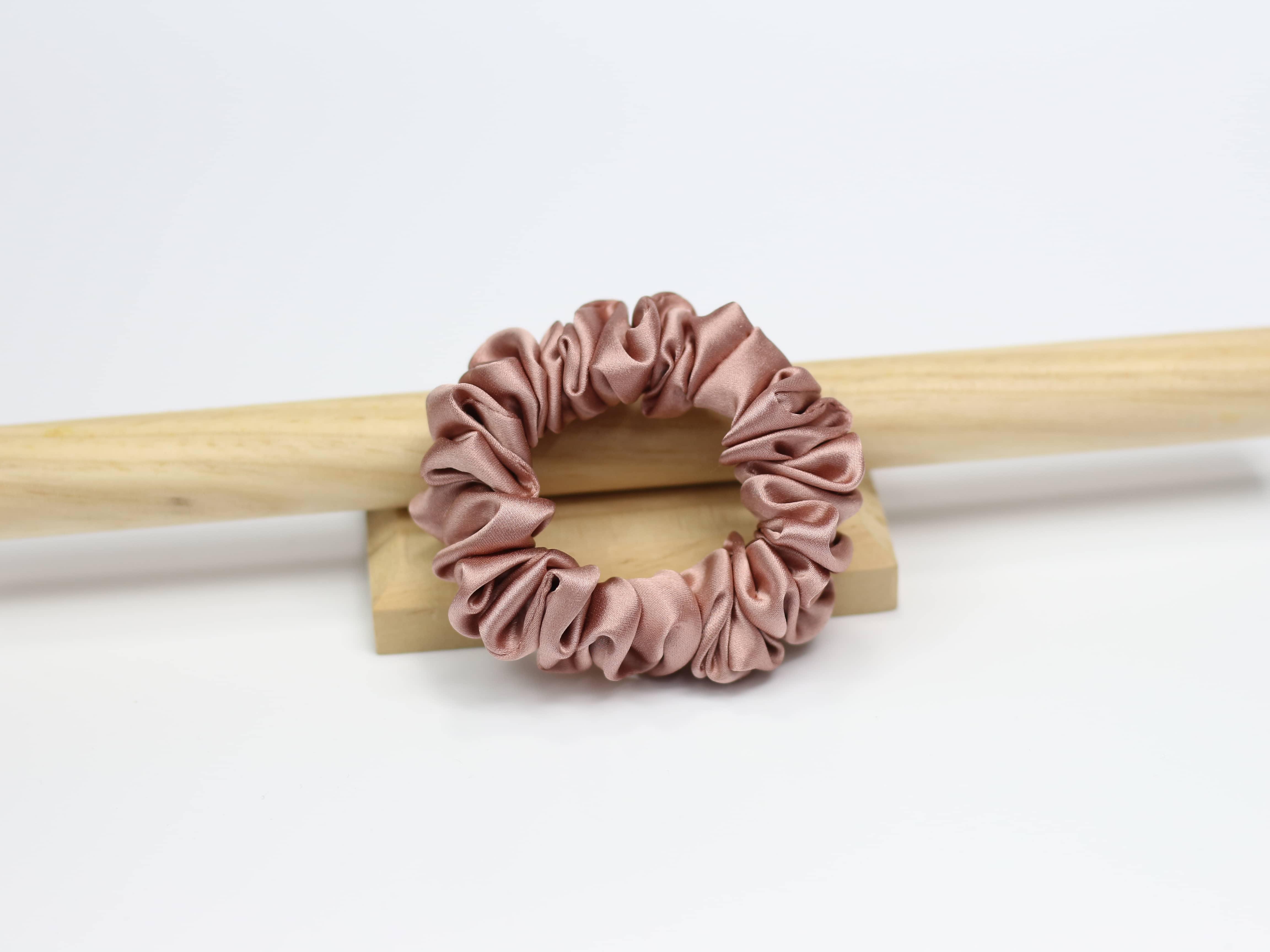 Jedwabna scrunchie MINI - delikatny róż