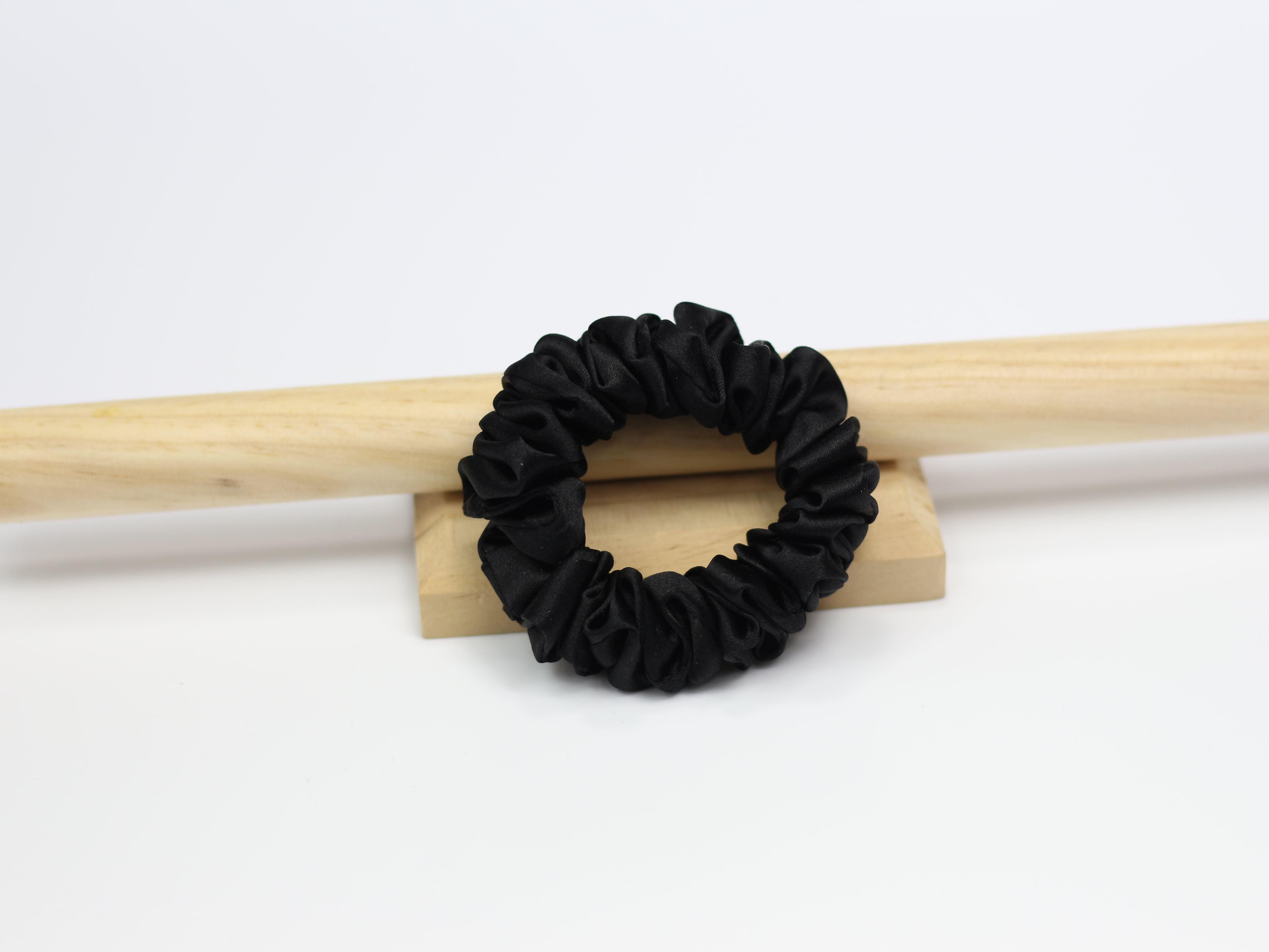 Jedwabna scrunchie MINI - czerń