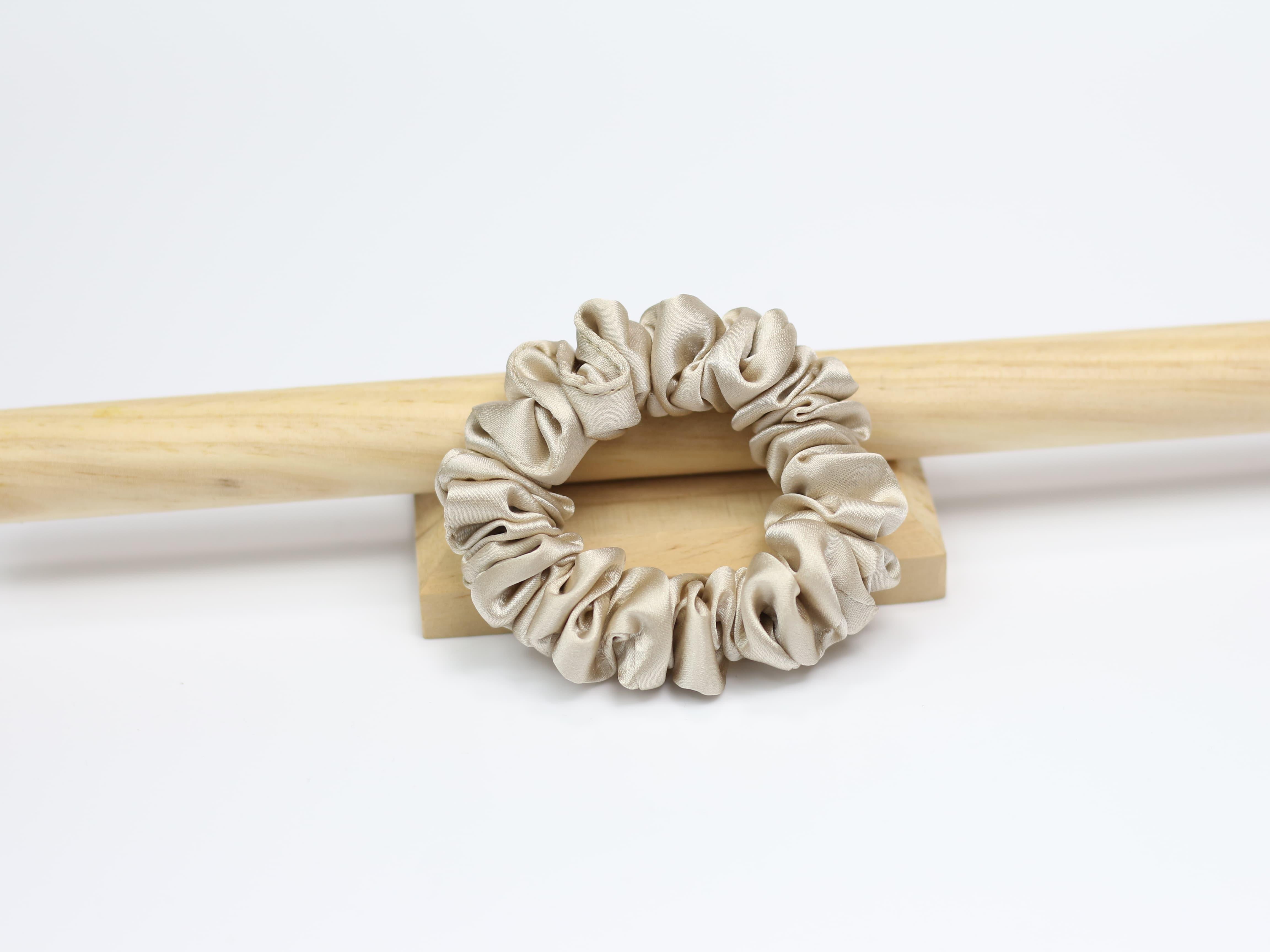 Jedwabna scrunchie MINI - perłowy beż