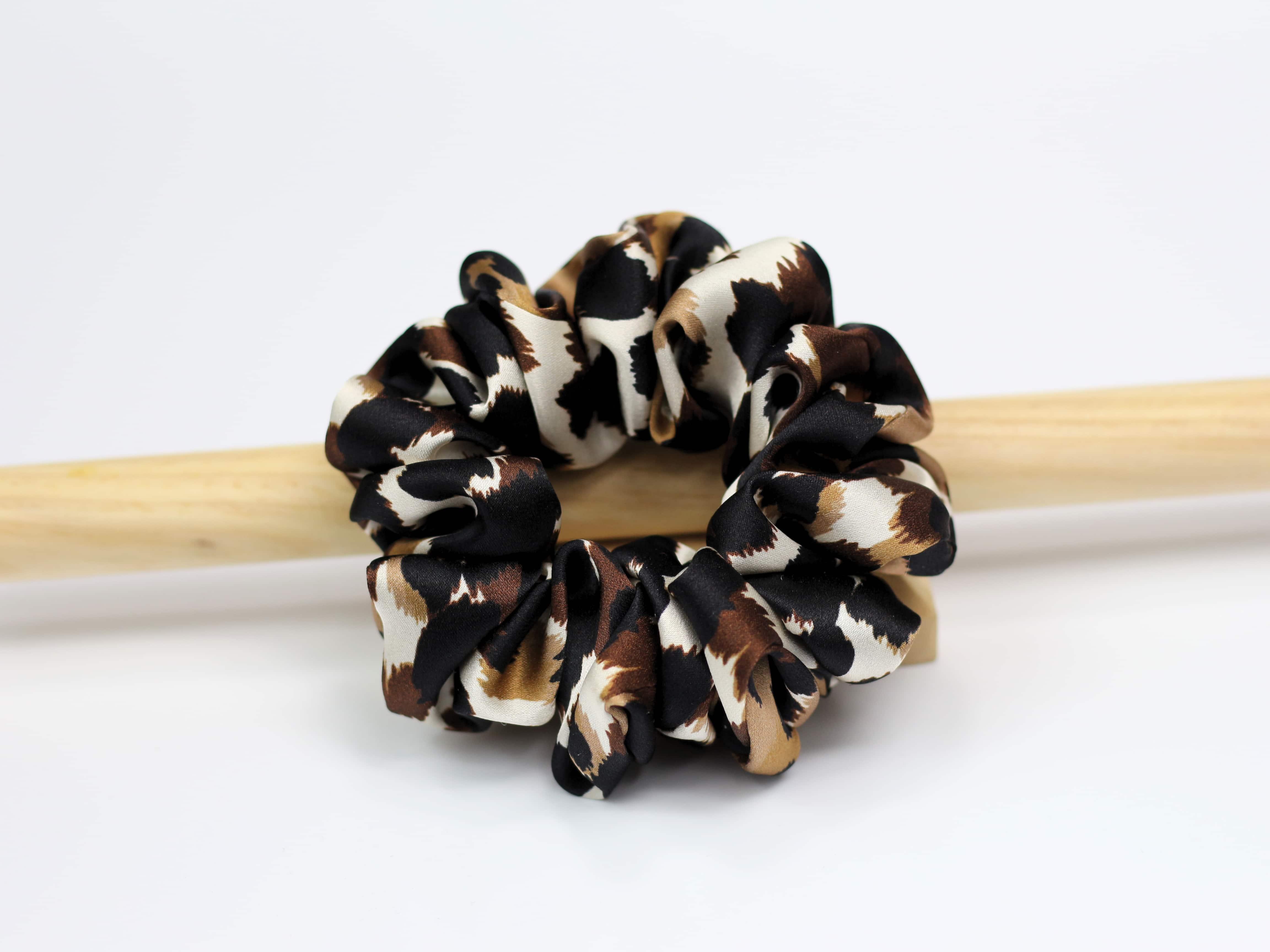 Jedwabna scrunchie SMALL - panterka [nowa formuła]