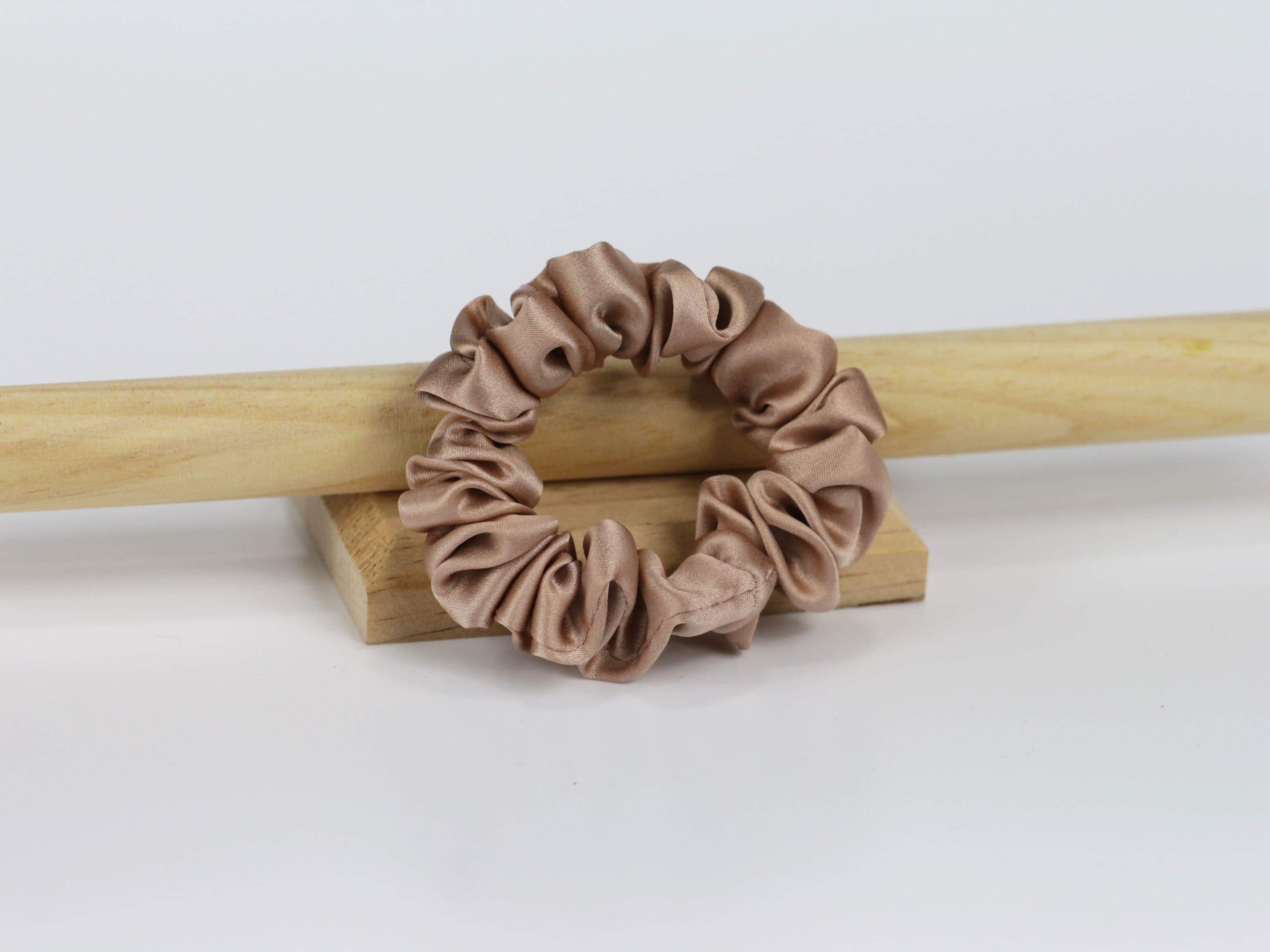 Jedwabna scrunchie MINI - szampański beż