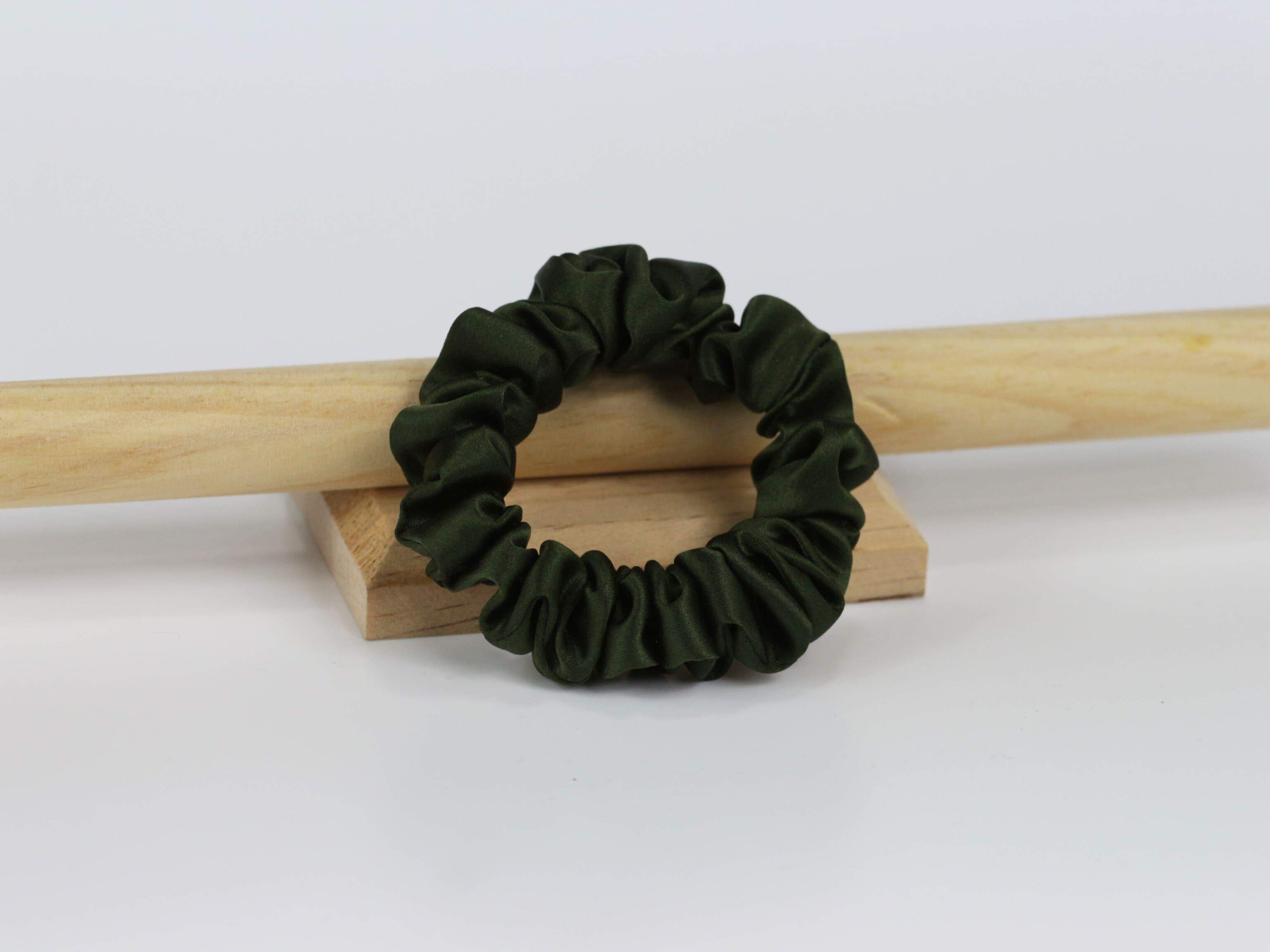 Jedwabna scrunchie MINI - butelkowa zieleń