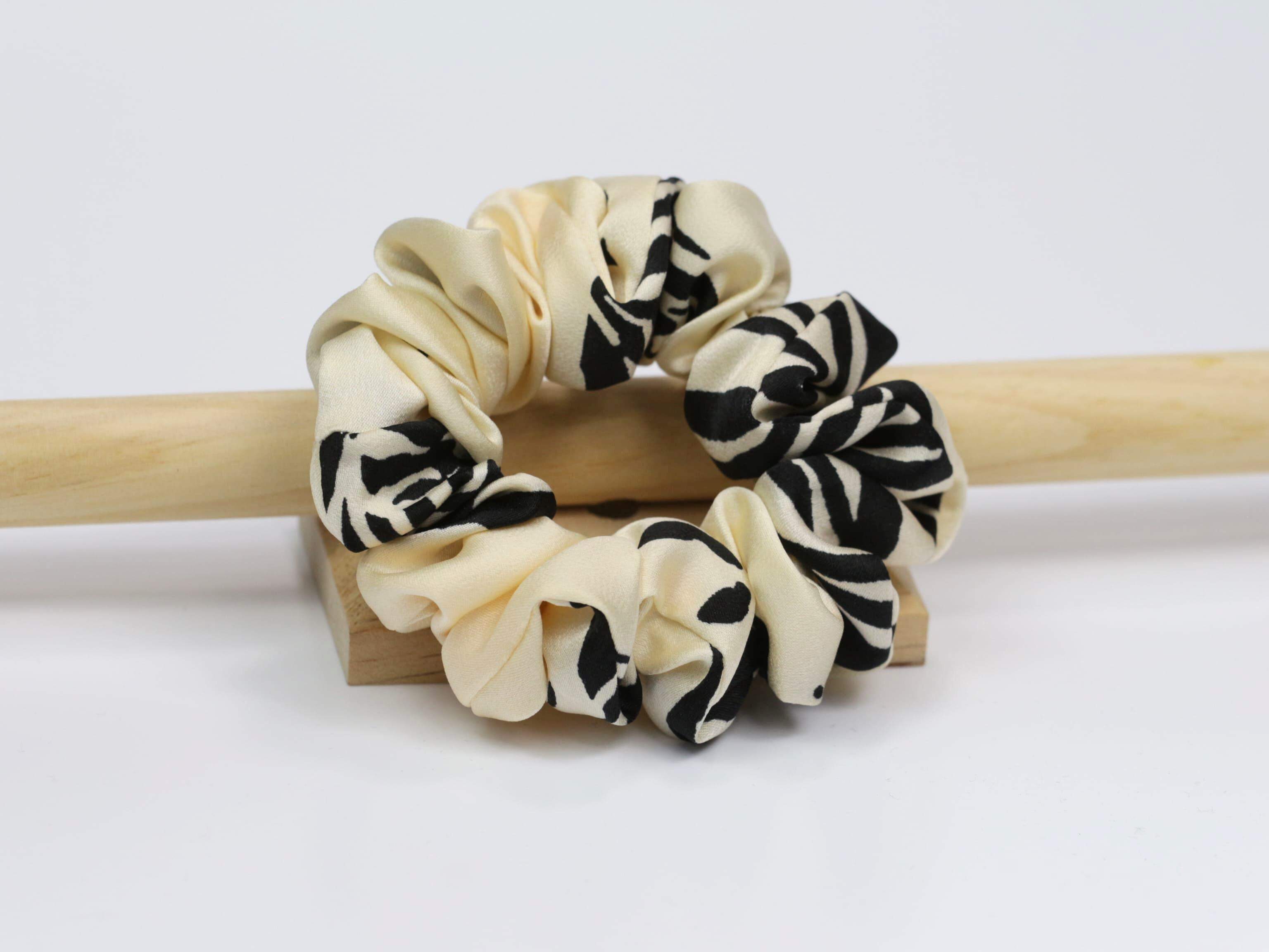 Scrunchie MEDIUM - kremowa w czarne wzory