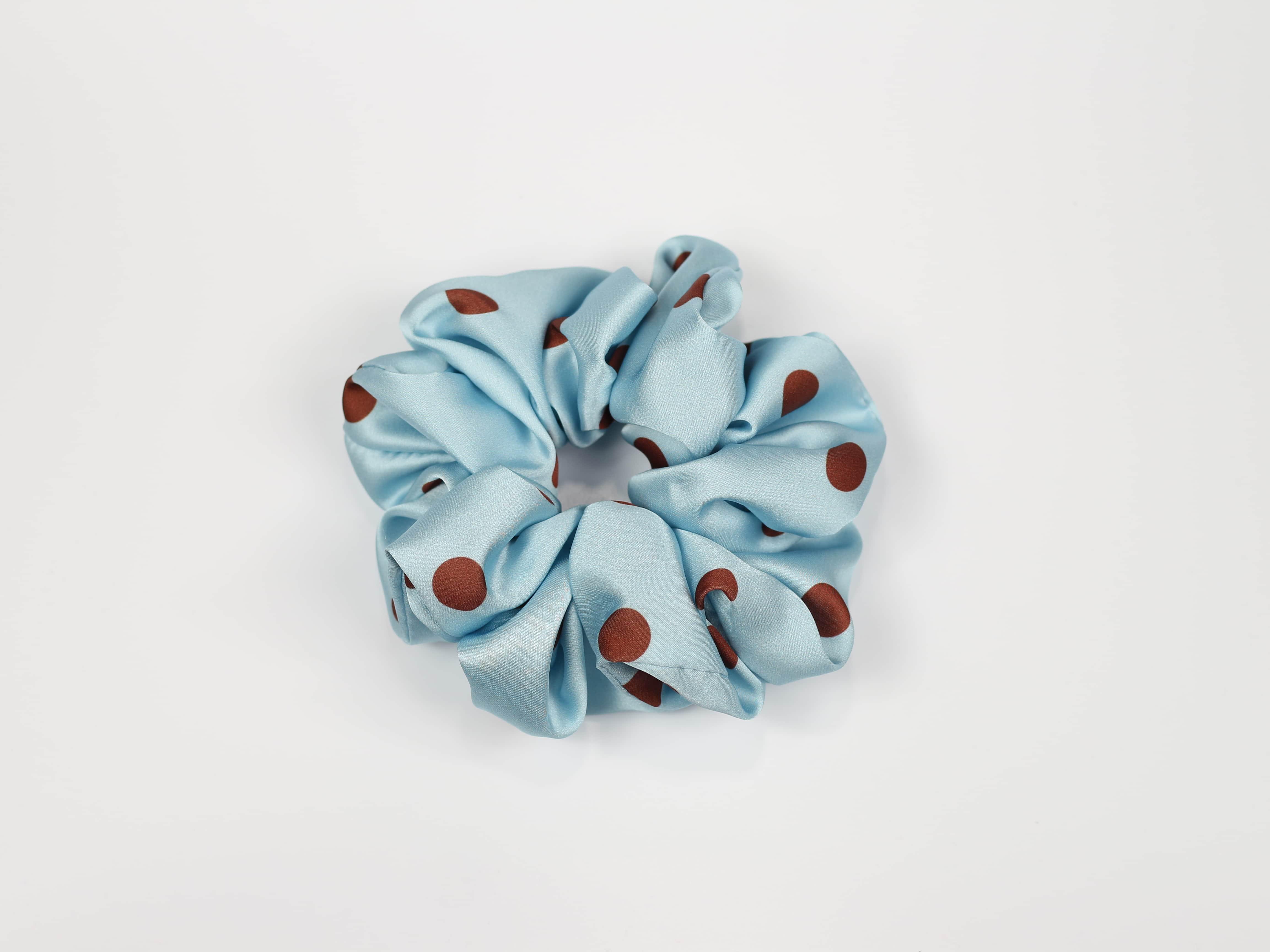 Scrunchie MAXI - brązowe groszki na niebieskim tle