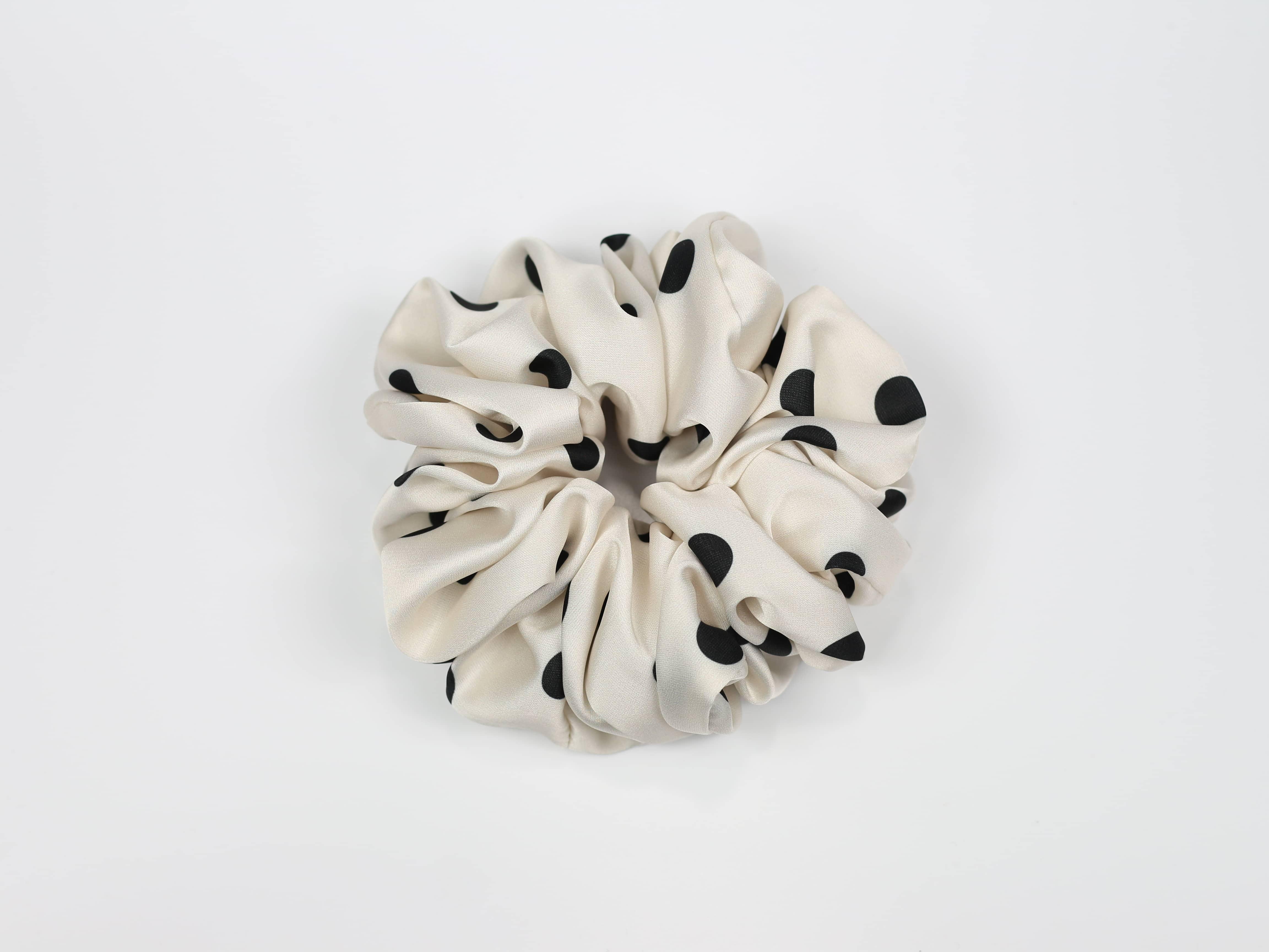 Scrunchie MAXI - czarne groszki na białym tle