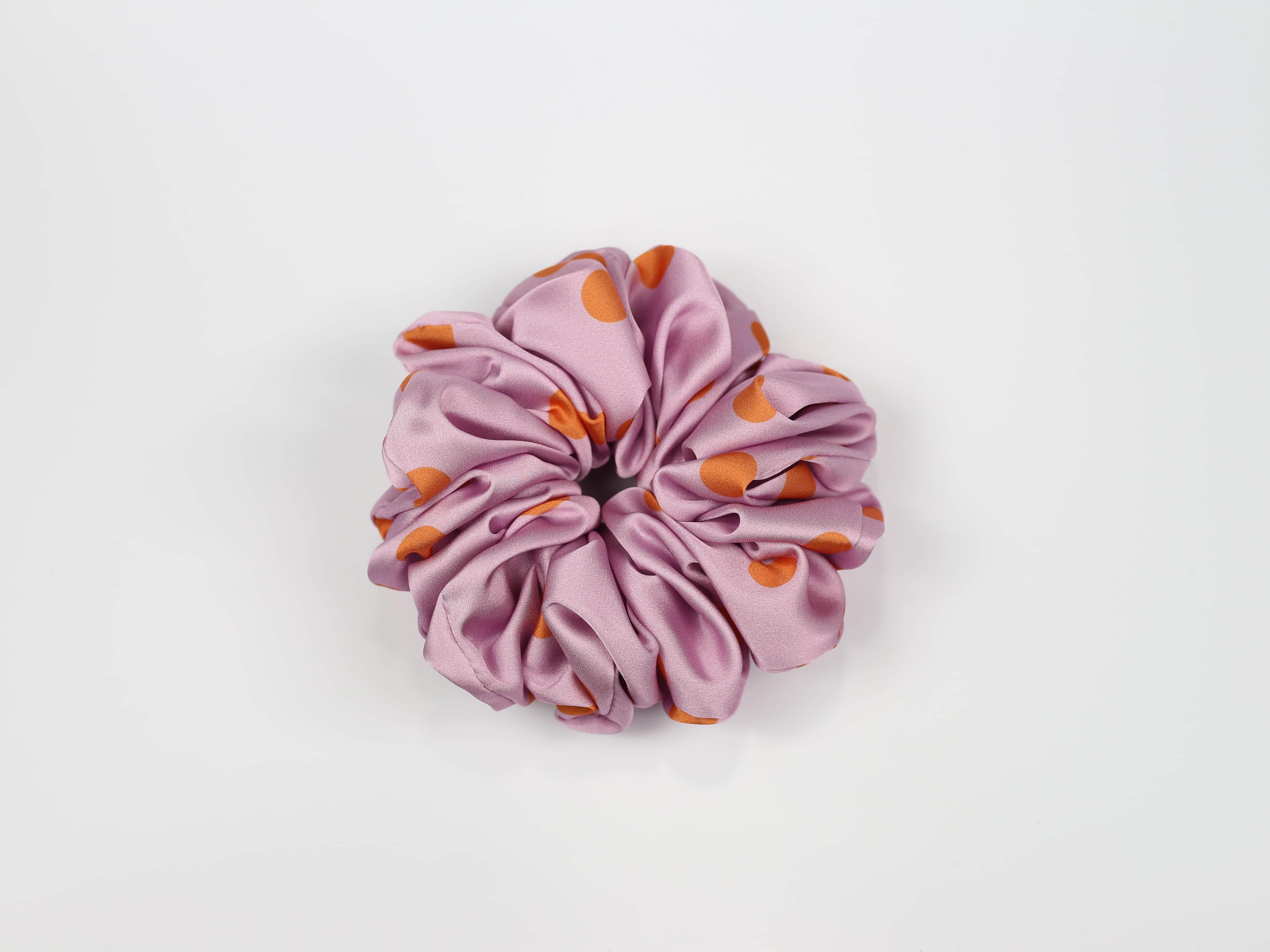 Scrunchie MAXI - pomarańczowe groszki na różowym tle