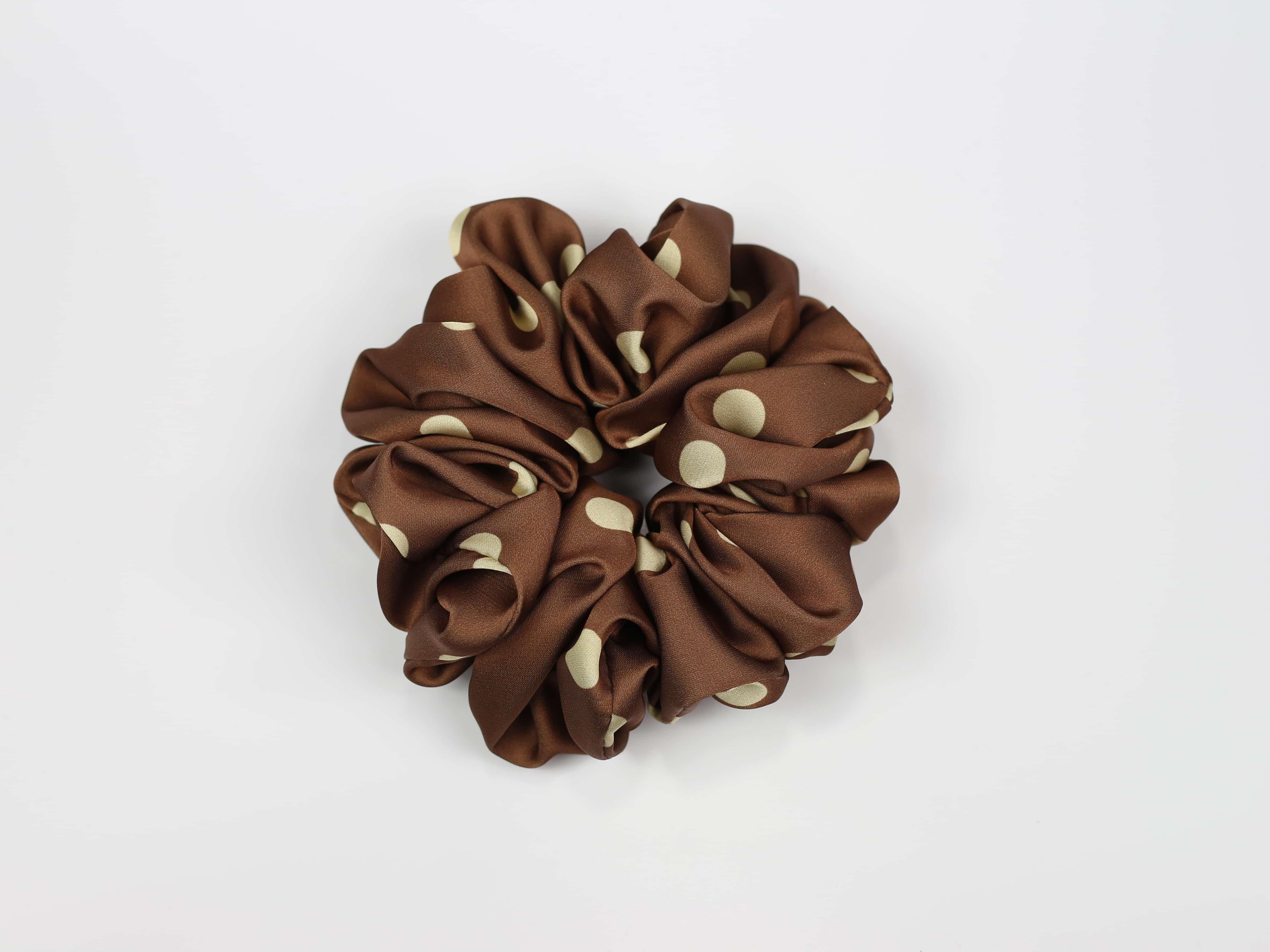 Scrunchie MAXI - masełkowe groszki na brązowym tle