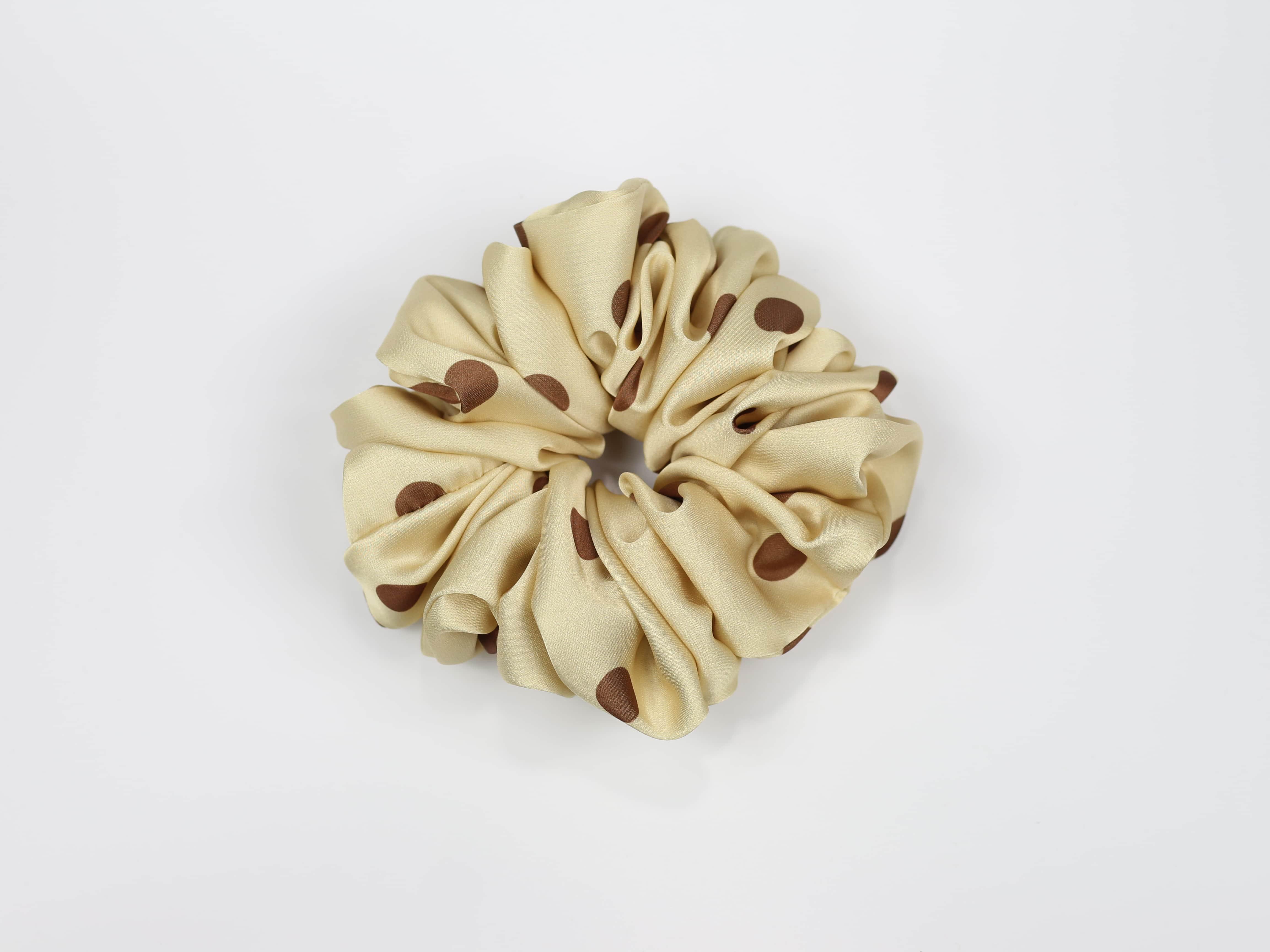 Scrunchie MAXI - brązowe groszki na masełkowym tle