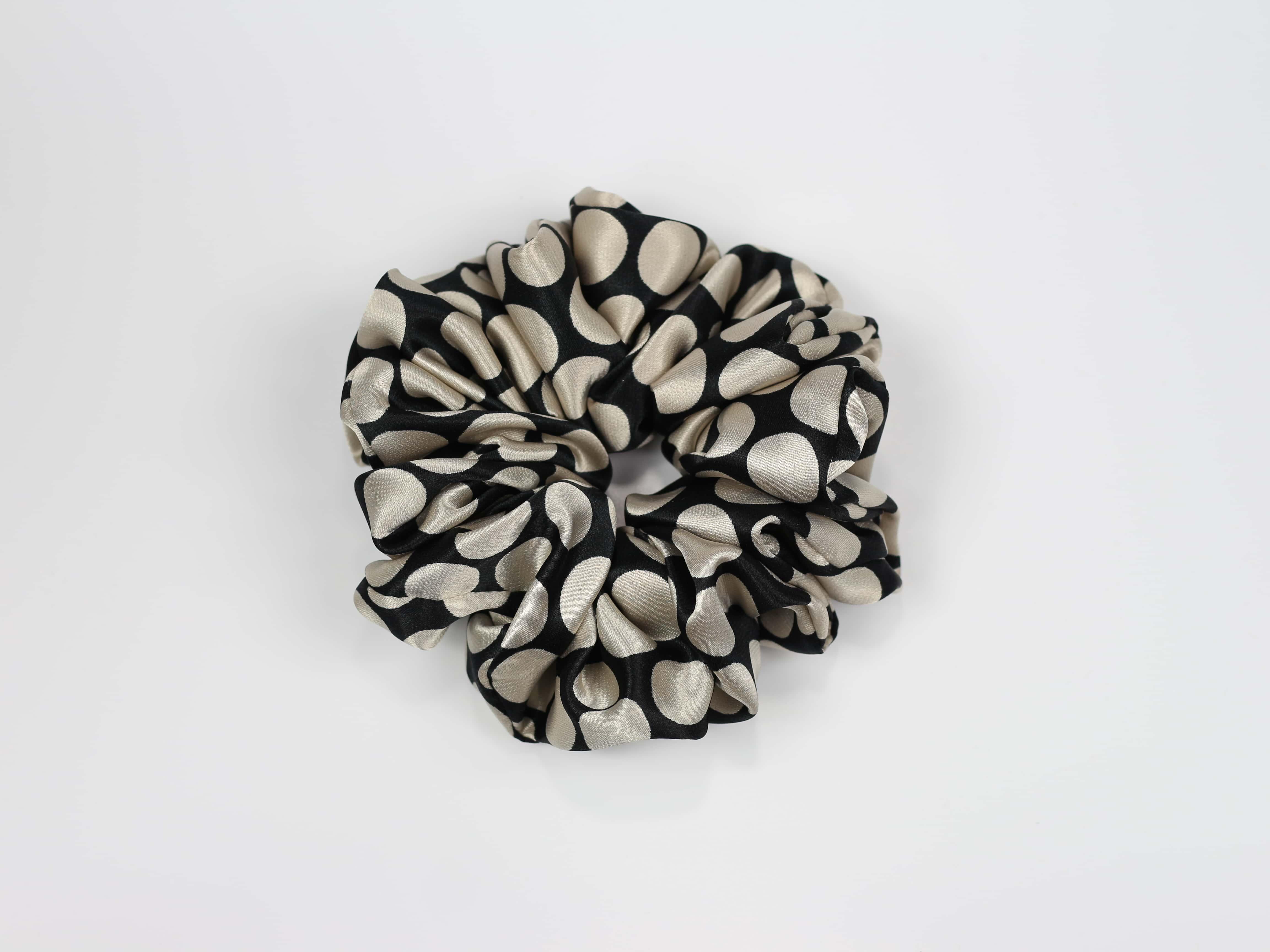 Scrunchie MAXI - czarna w beżowe groszki