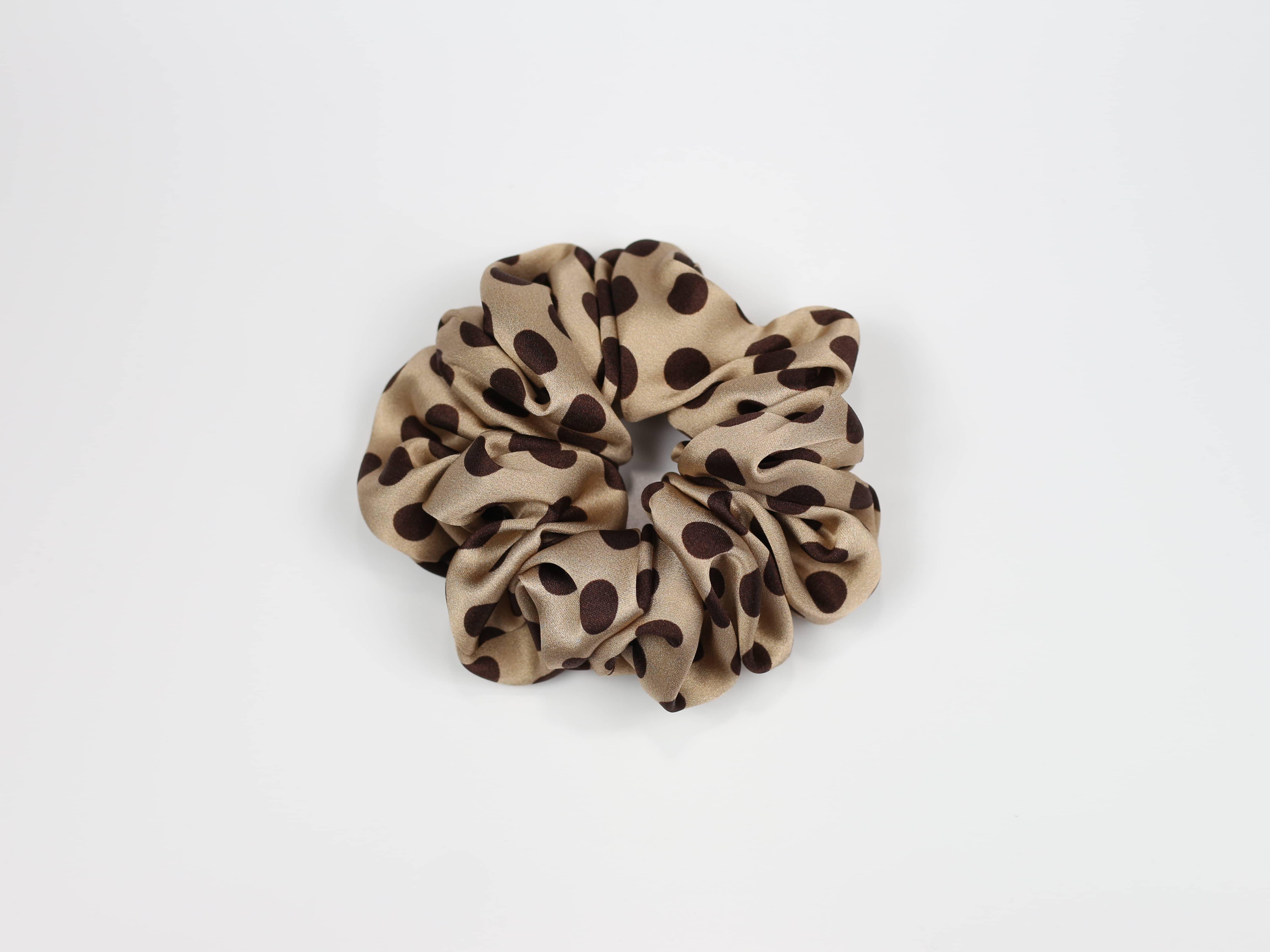 Jedwabna scrunchie MAXI - latte w czekoladowe groszki