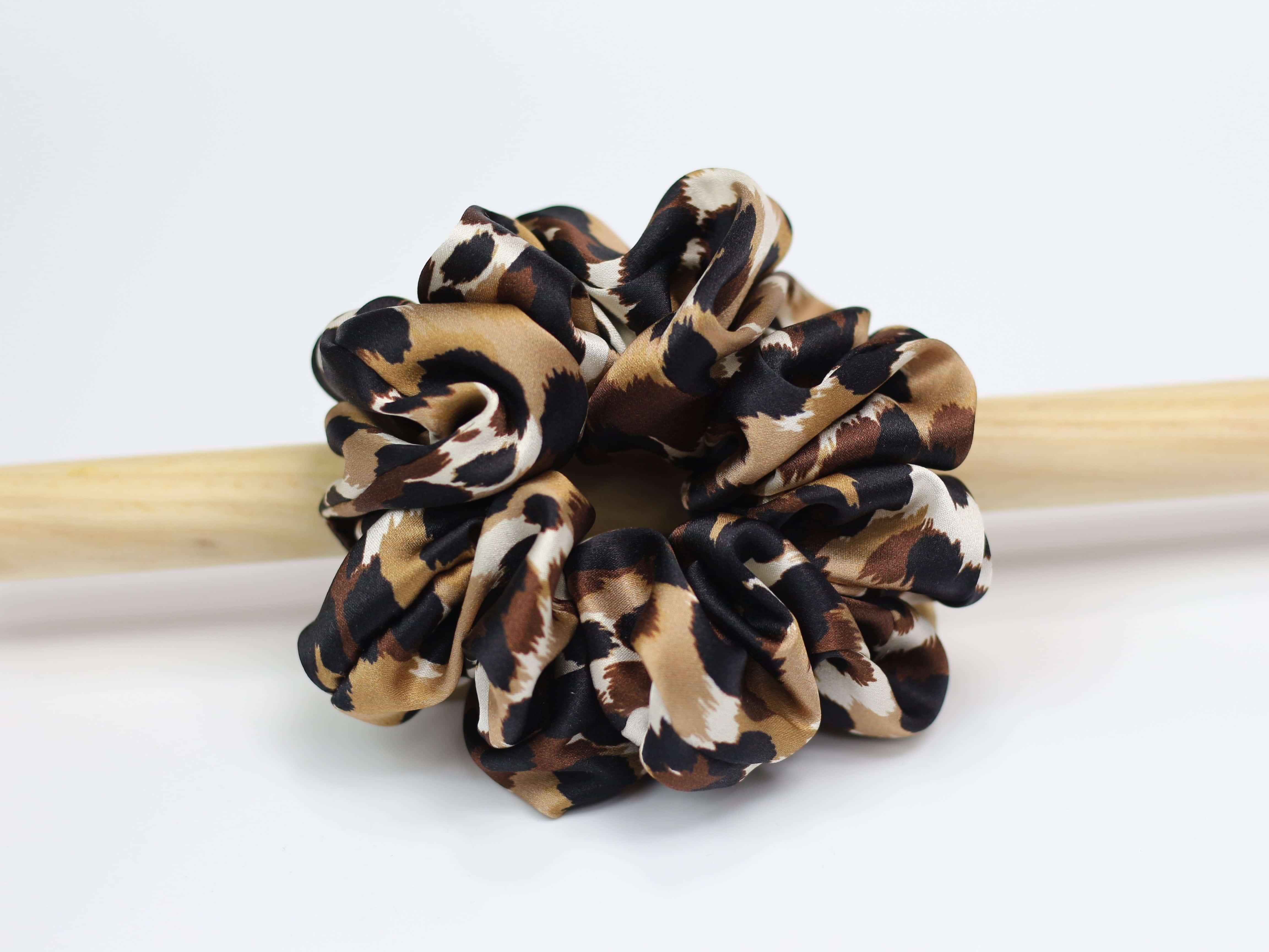Jedwabna scrunchie MEDIUM - panterka [nowa formuła]