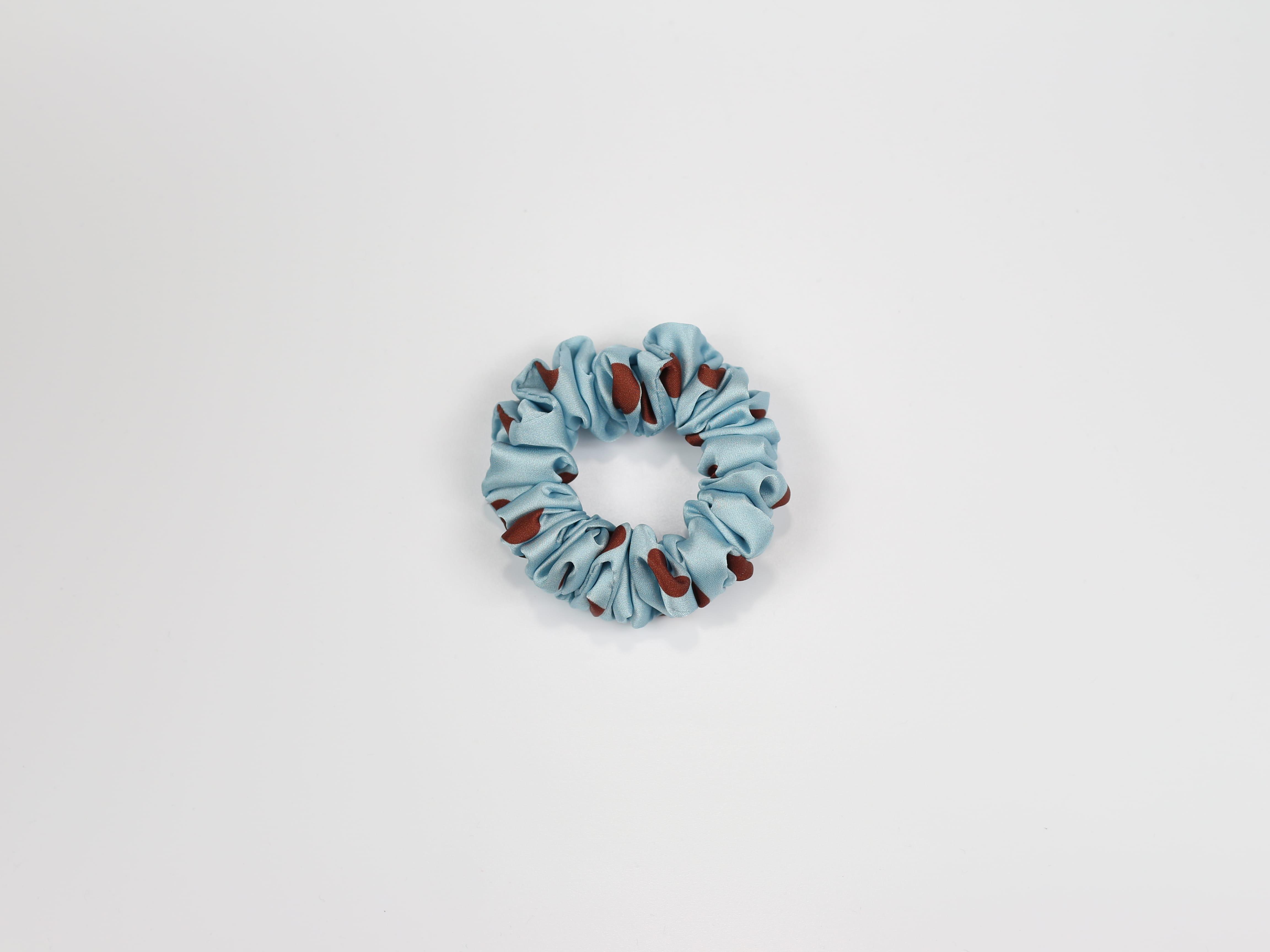 Scrunchie MINI - brązowe groszki na niebieskim tle