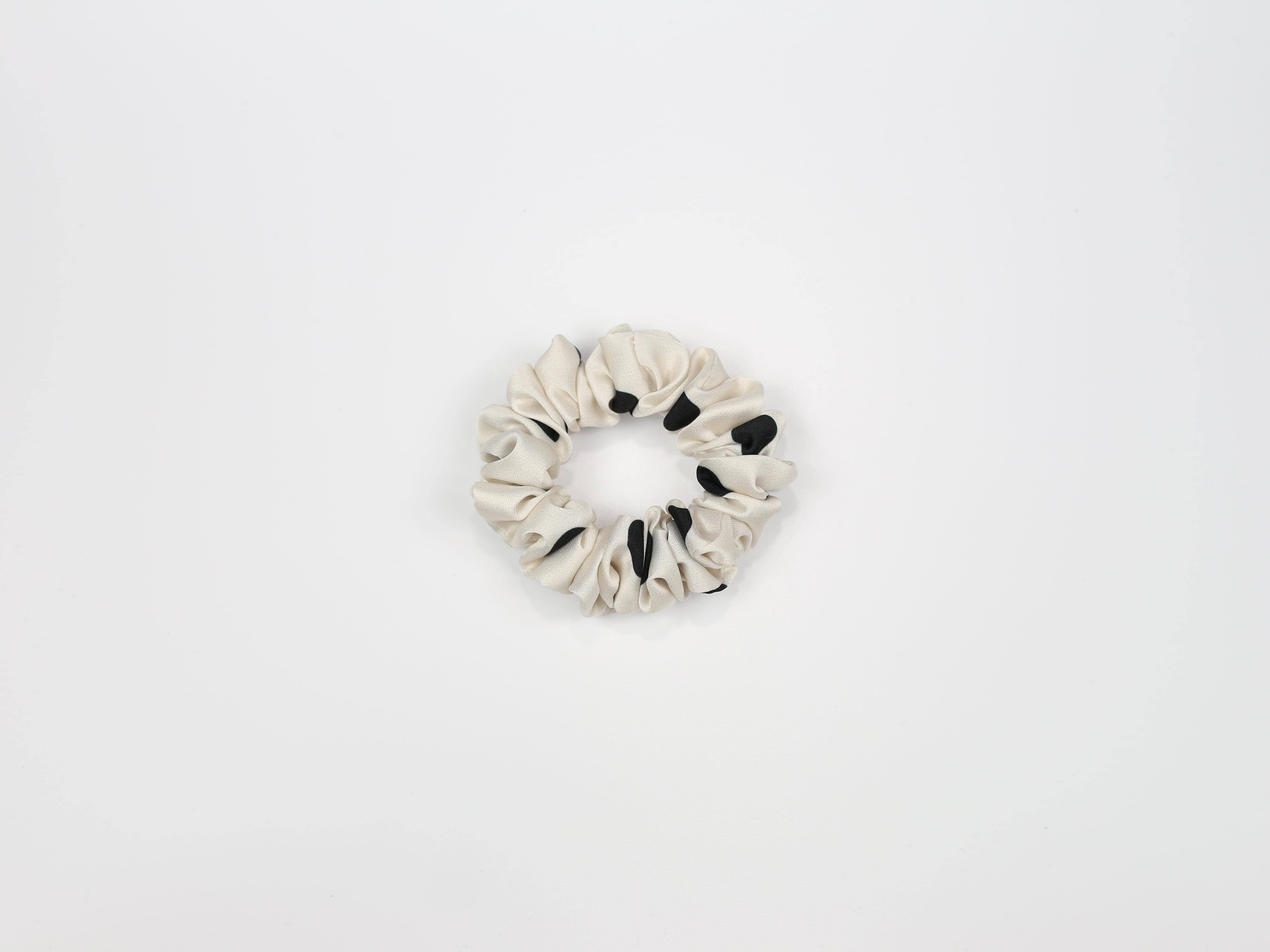 Scrunchie MINI - czarne groszki na białym tle