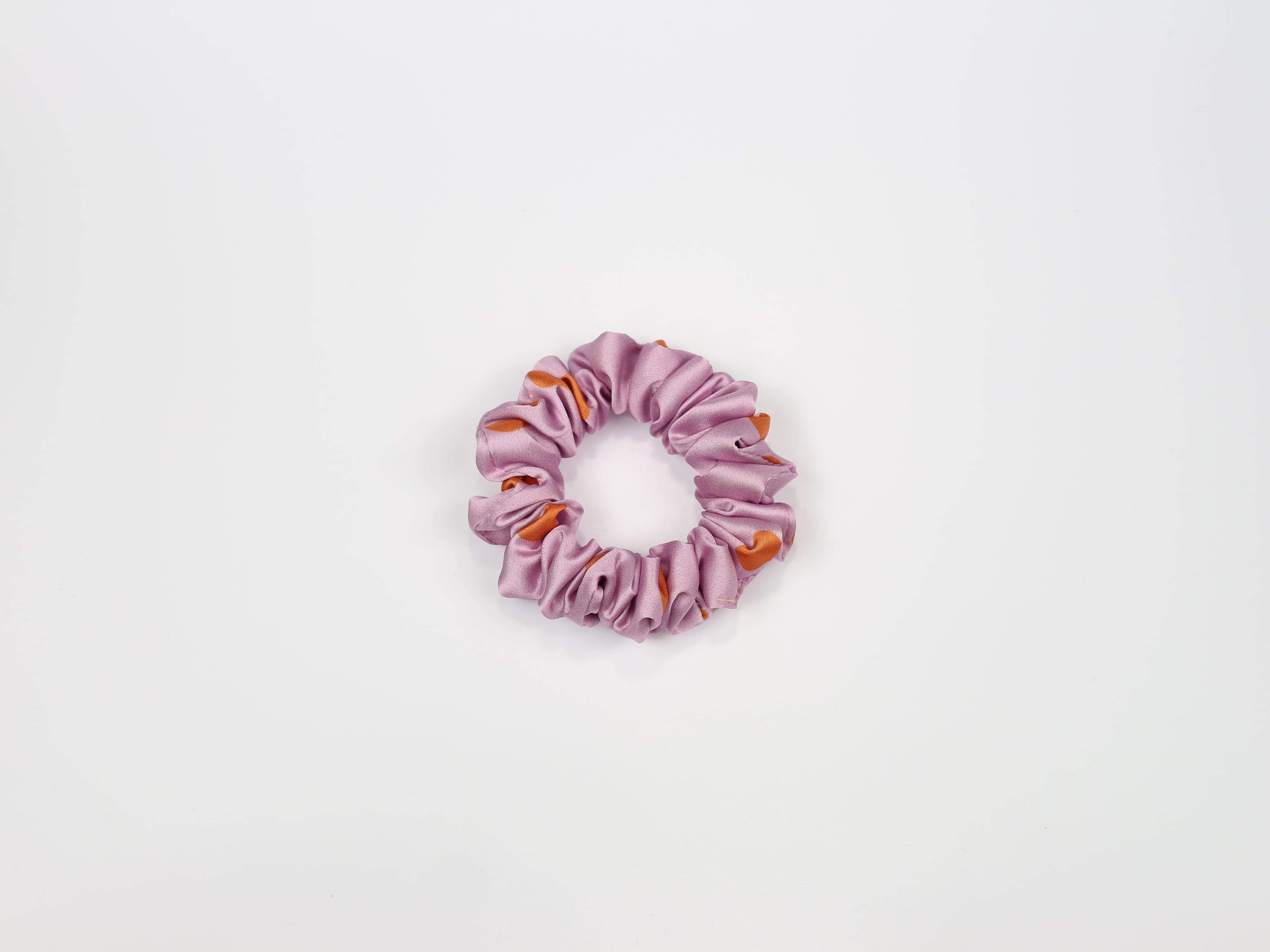 Scrunchie MINI - pomarańczowe groszki na różowym tle