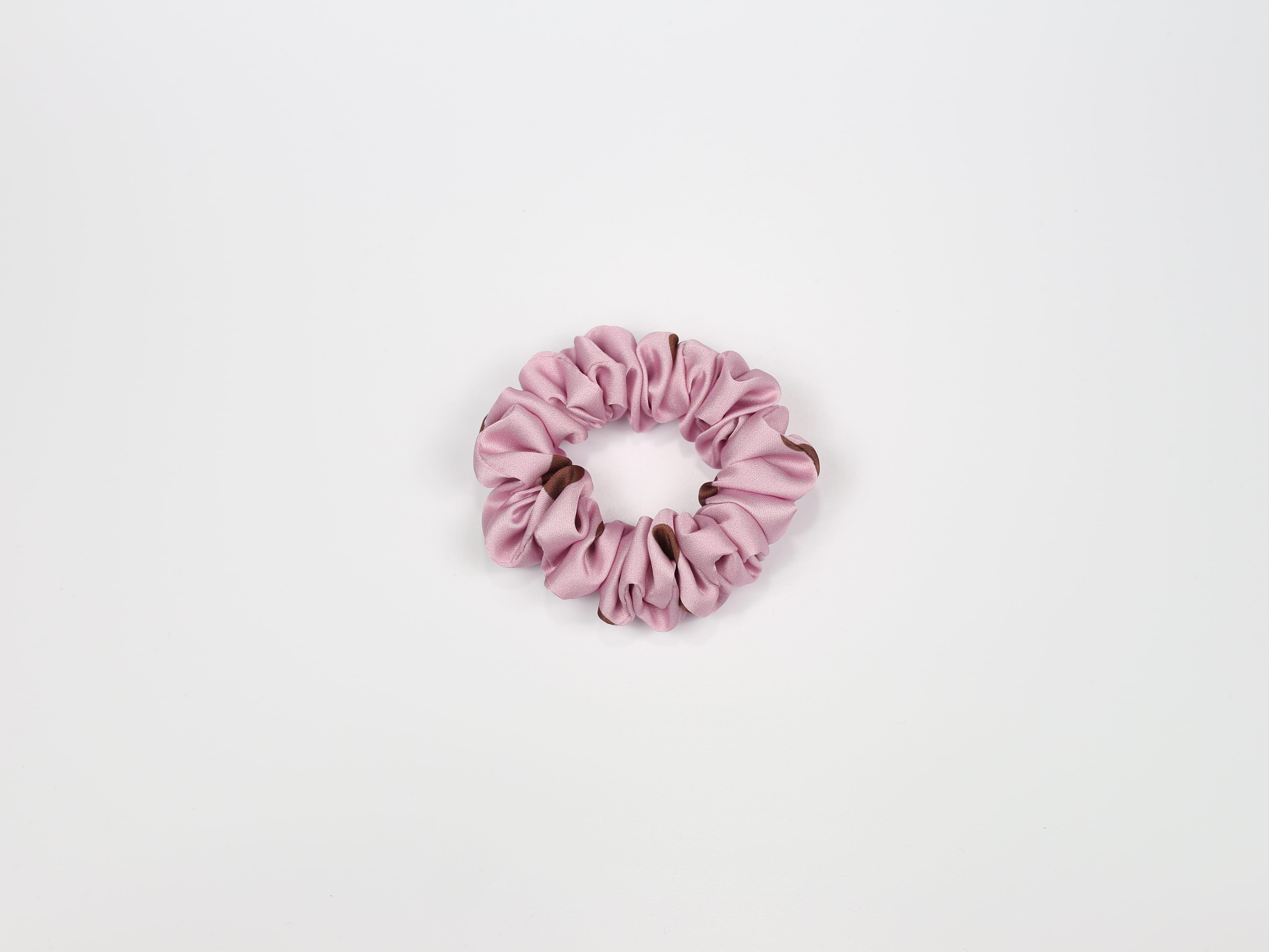 Scrunchie MINI - brązowe groszki na różowym tle