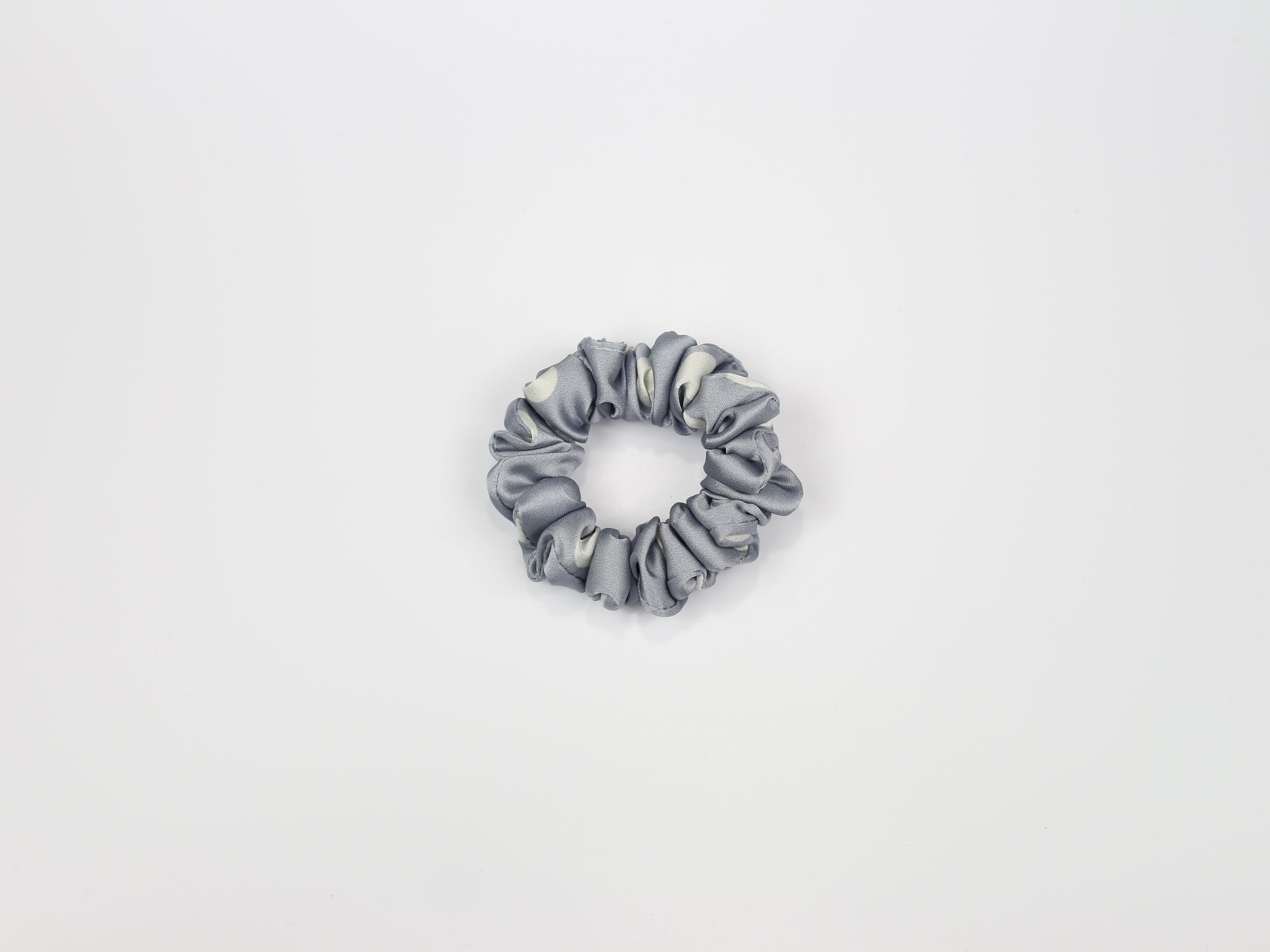 Scrunchie MINI - groszki na niebieskim tle