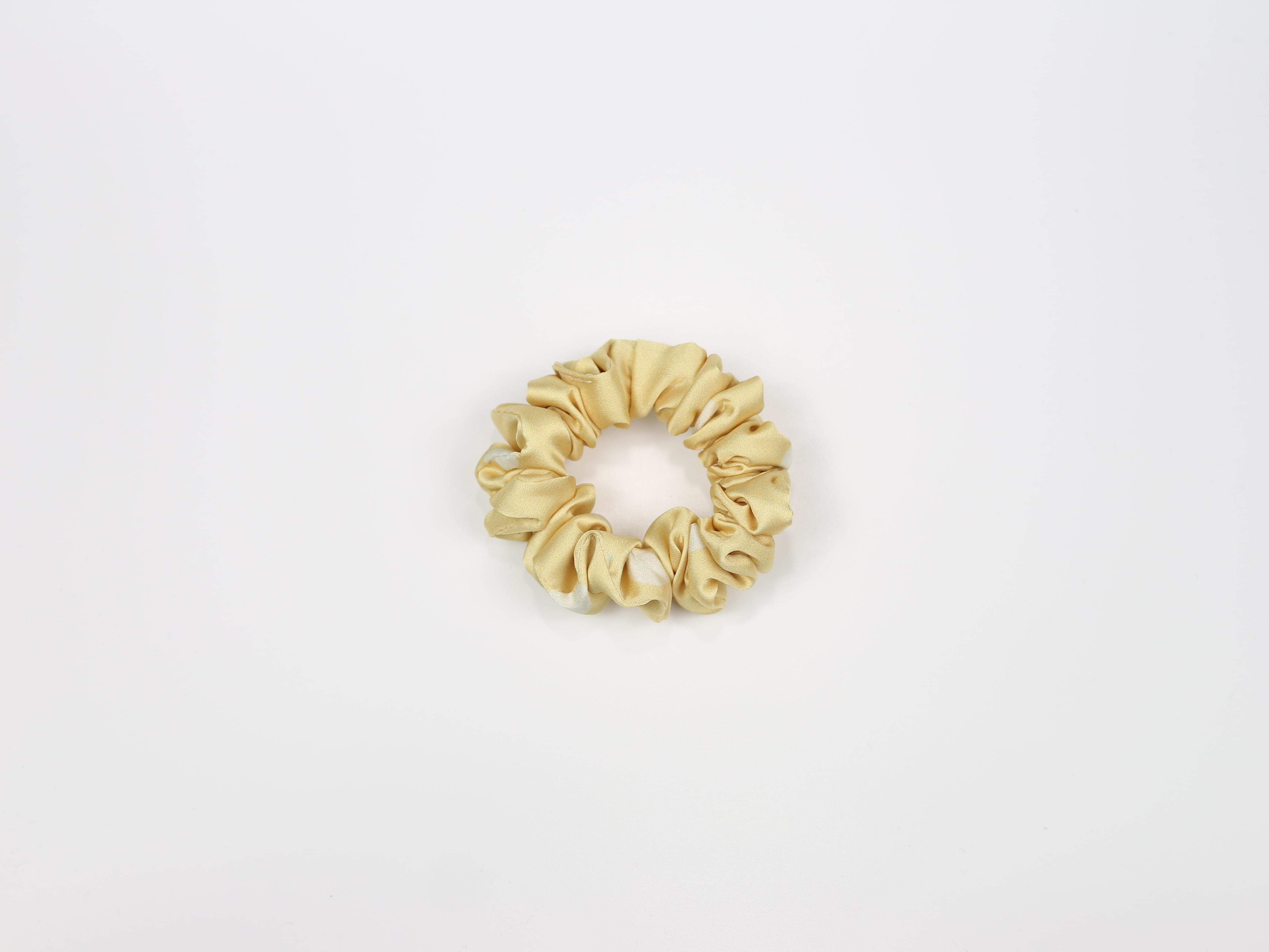 Scrunchie MINI - groszki na masełkowym tle