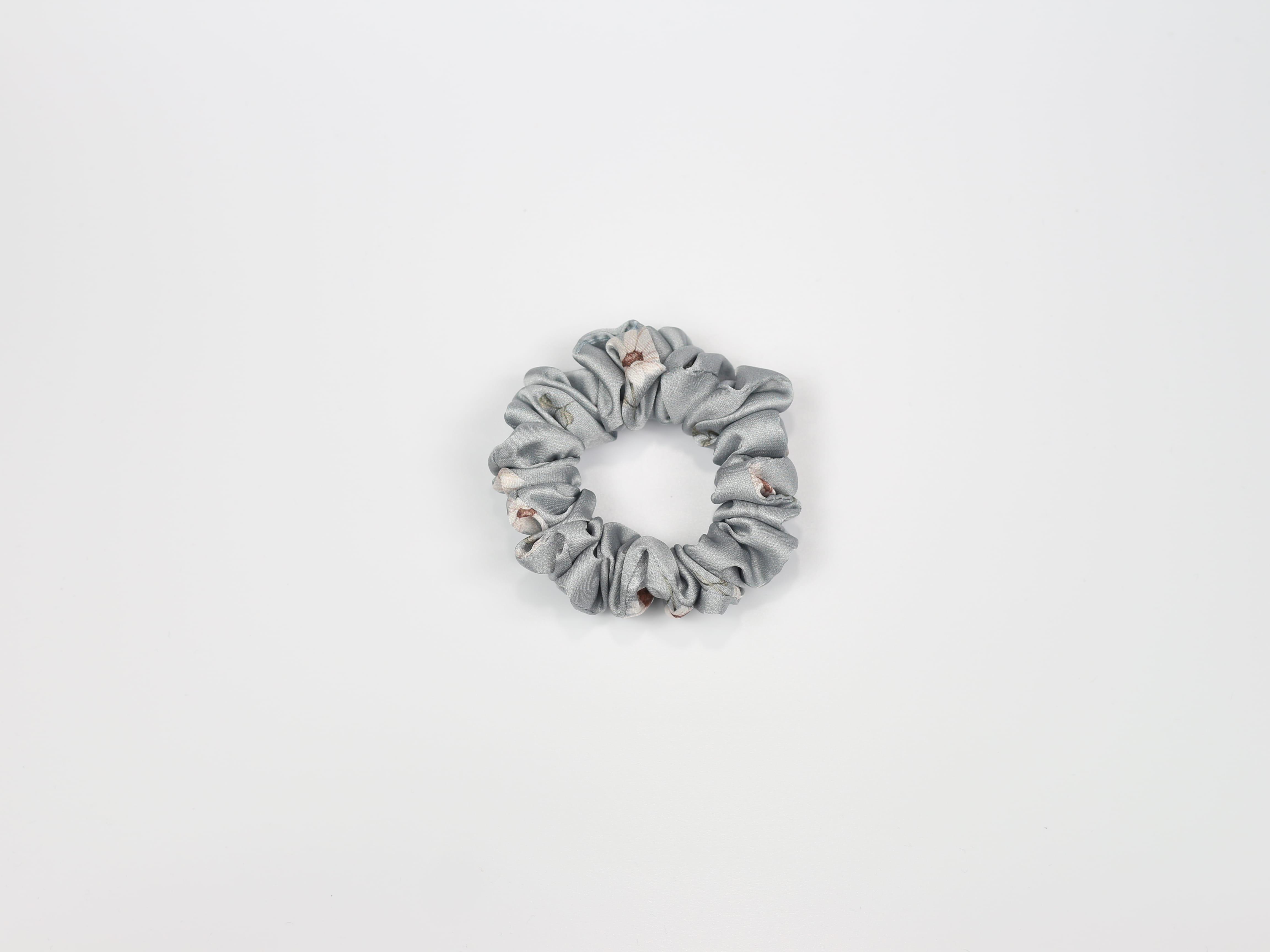 Scrunchie MINI - stokrotki na niebieskim tle