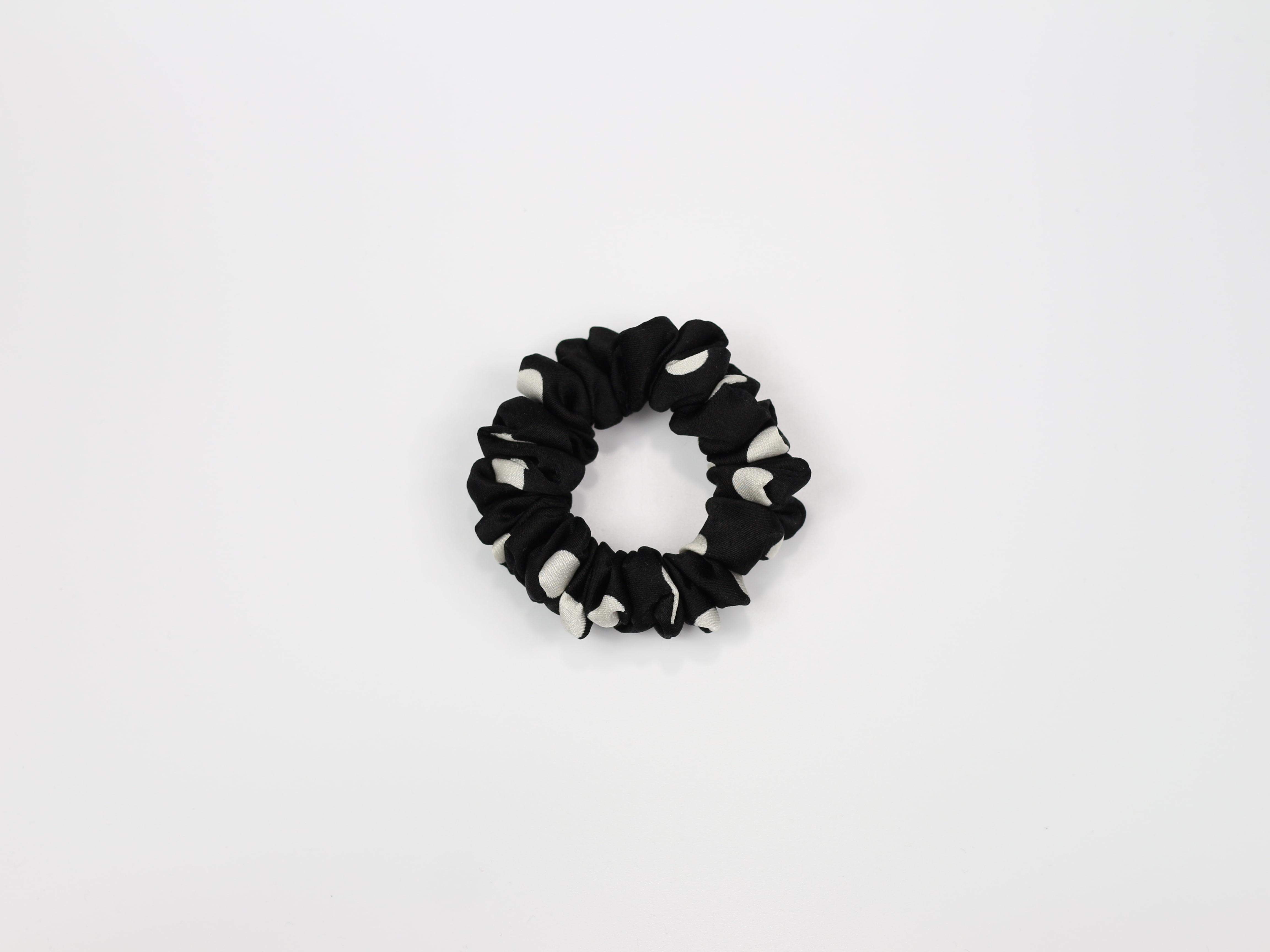 Scrunchie MINI - czarna w grochy