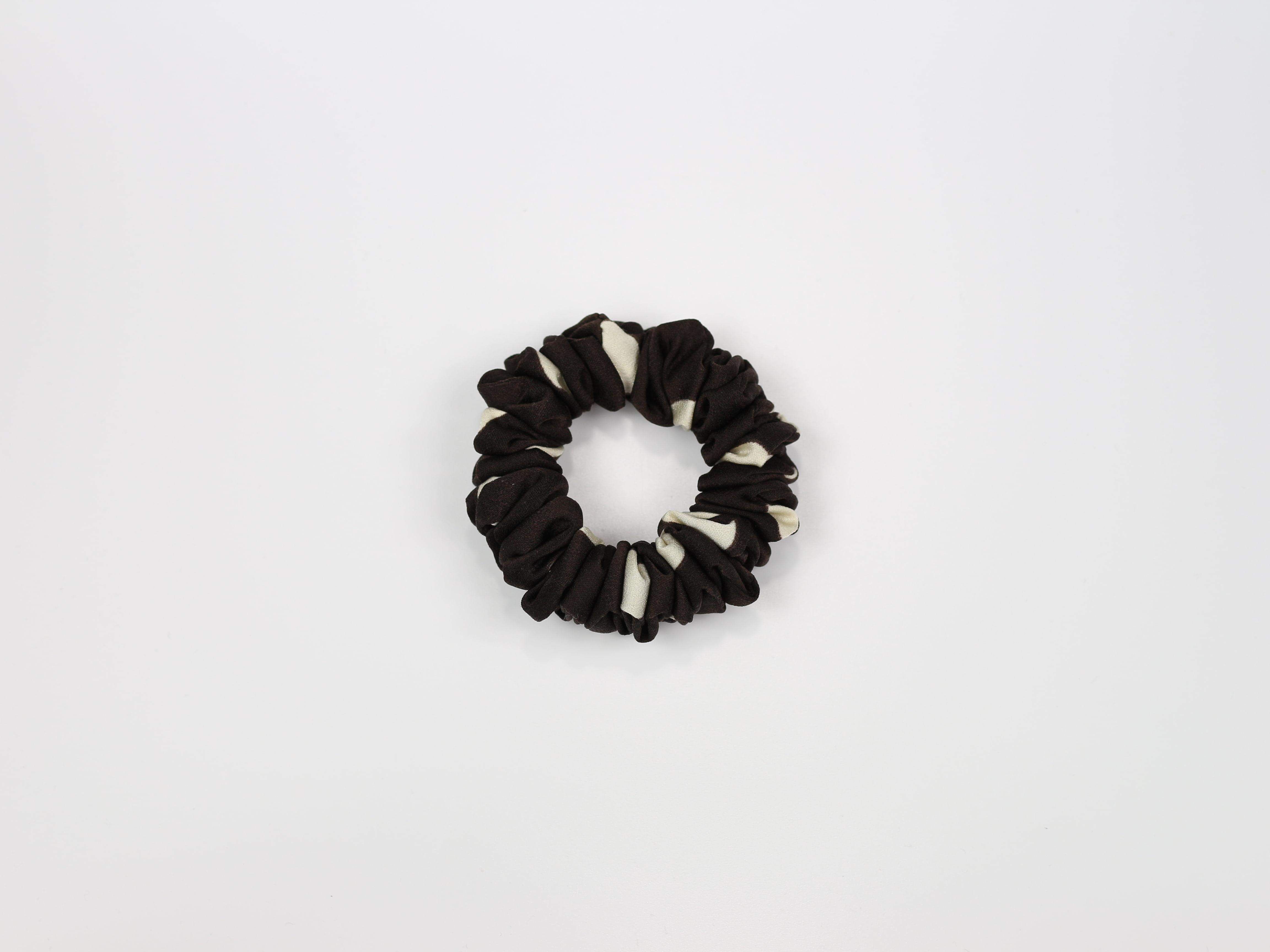 Scrunchie MINI - ciemnobrązowa w grochy