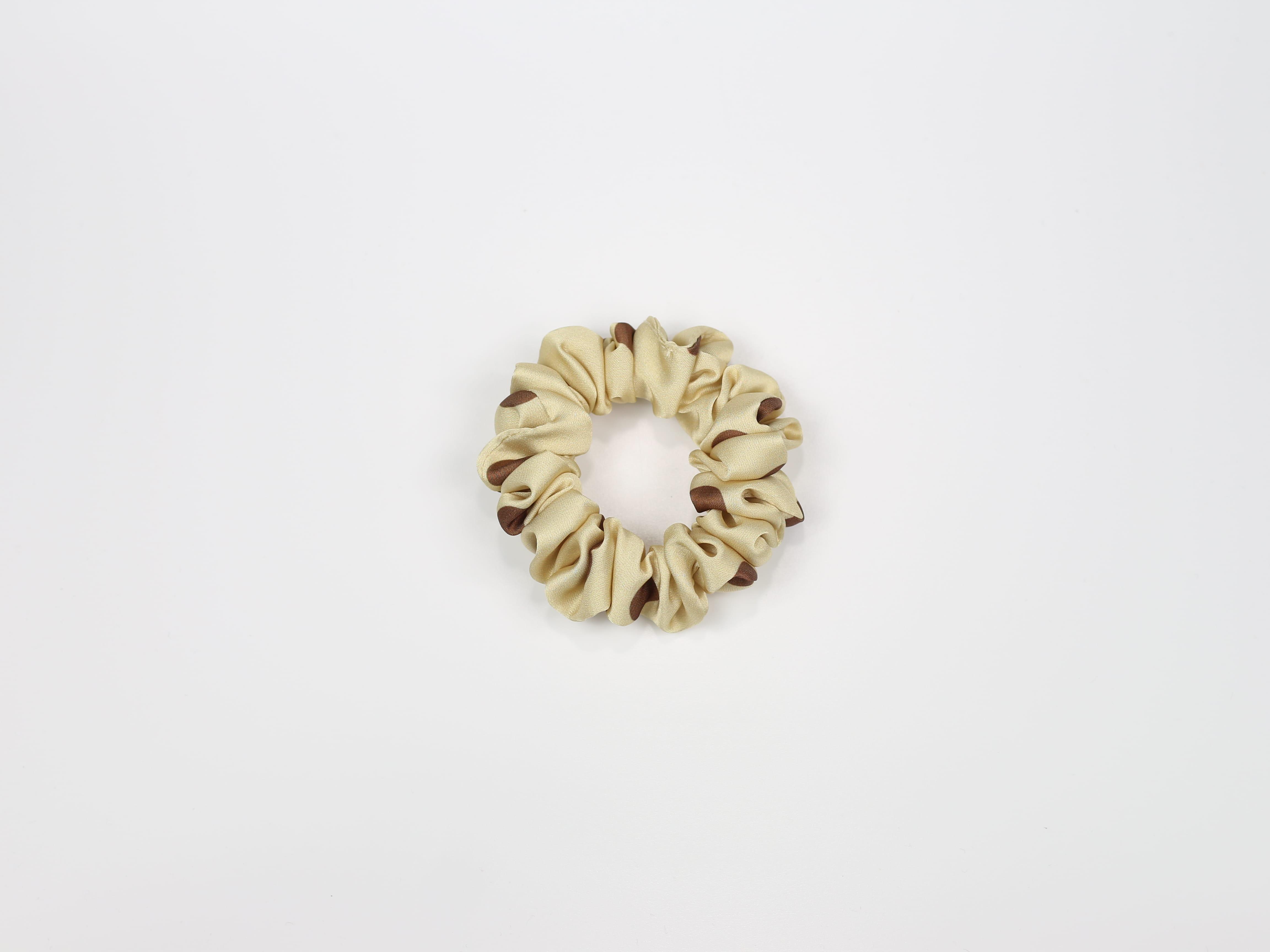 Scrunchie MINI - brązowe groszki na masełkowym tle