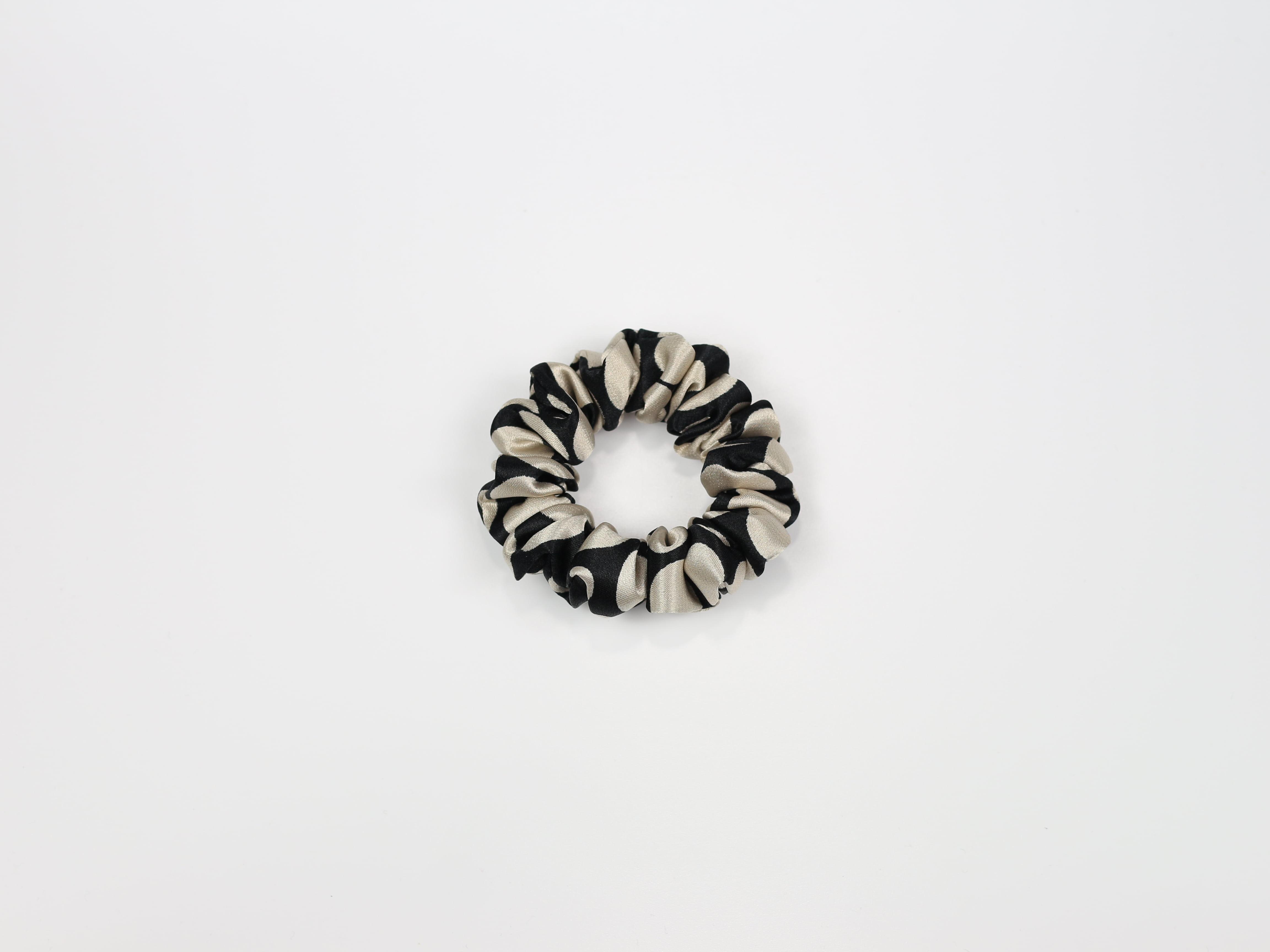 Scrunchie MINI - czarna w beżowe groszki