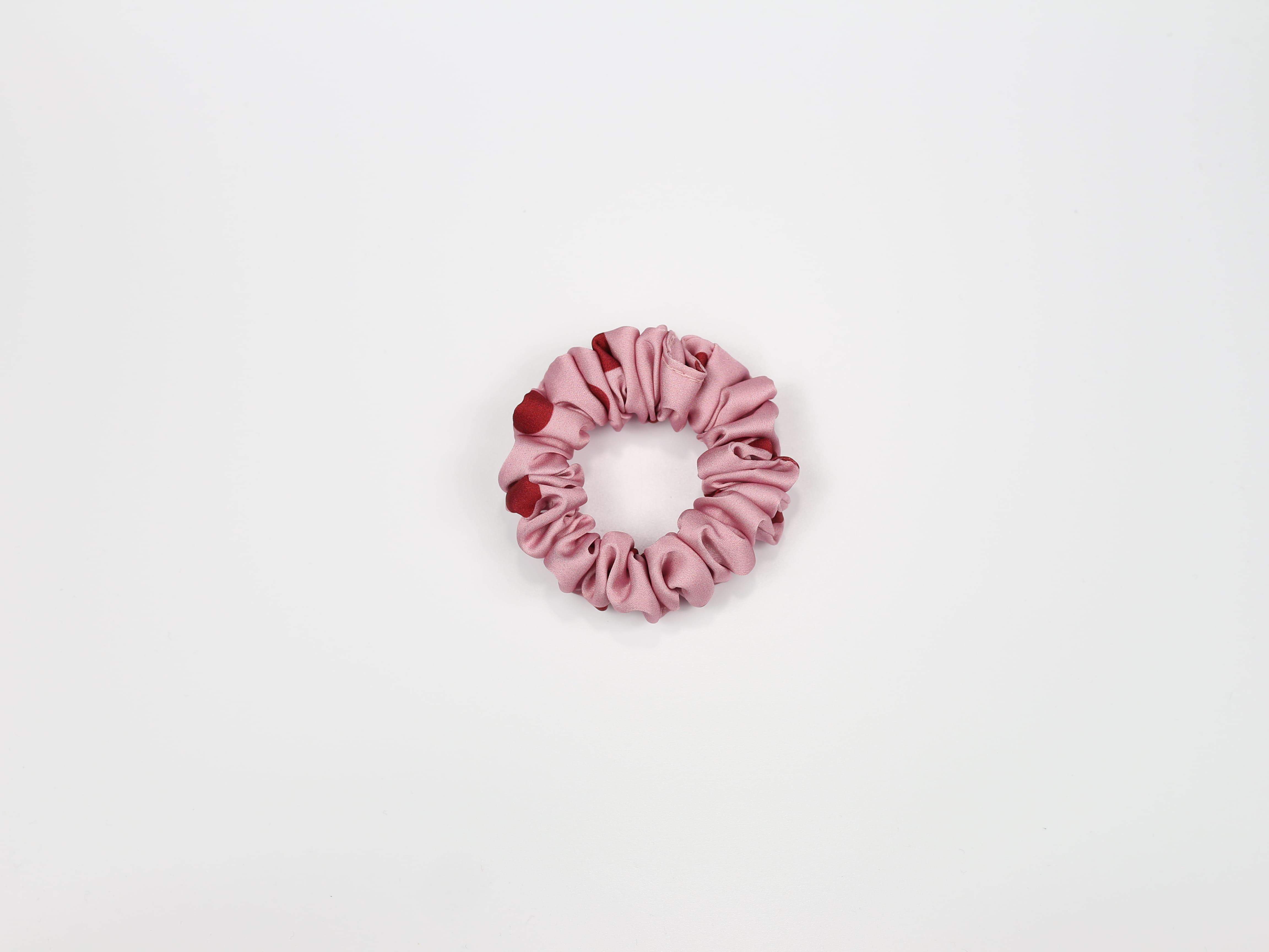 Scrunchie MINI - bordowe groszki na różowym tle