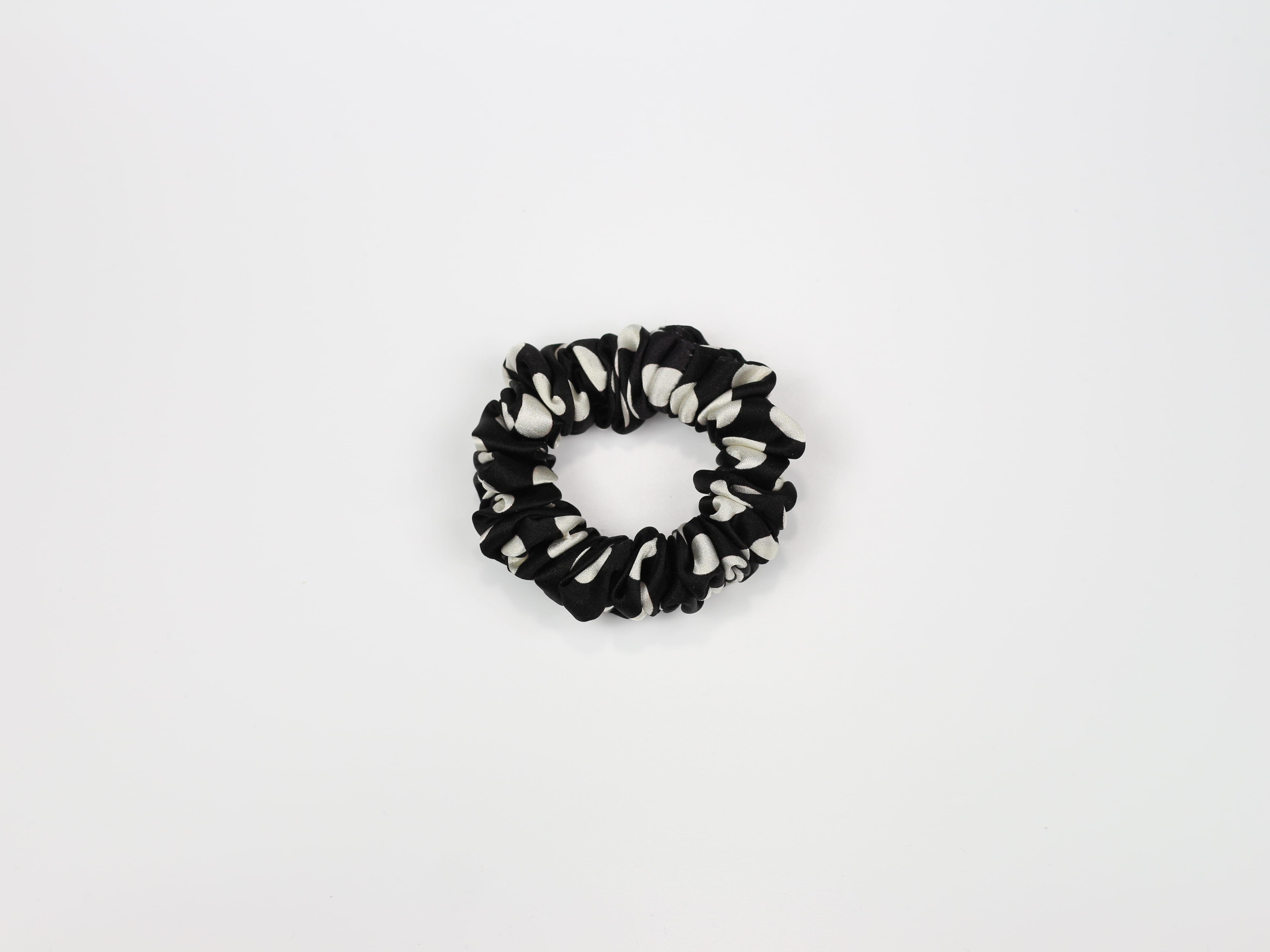 Jedwabna scrunchie MINI - czarna w groszki