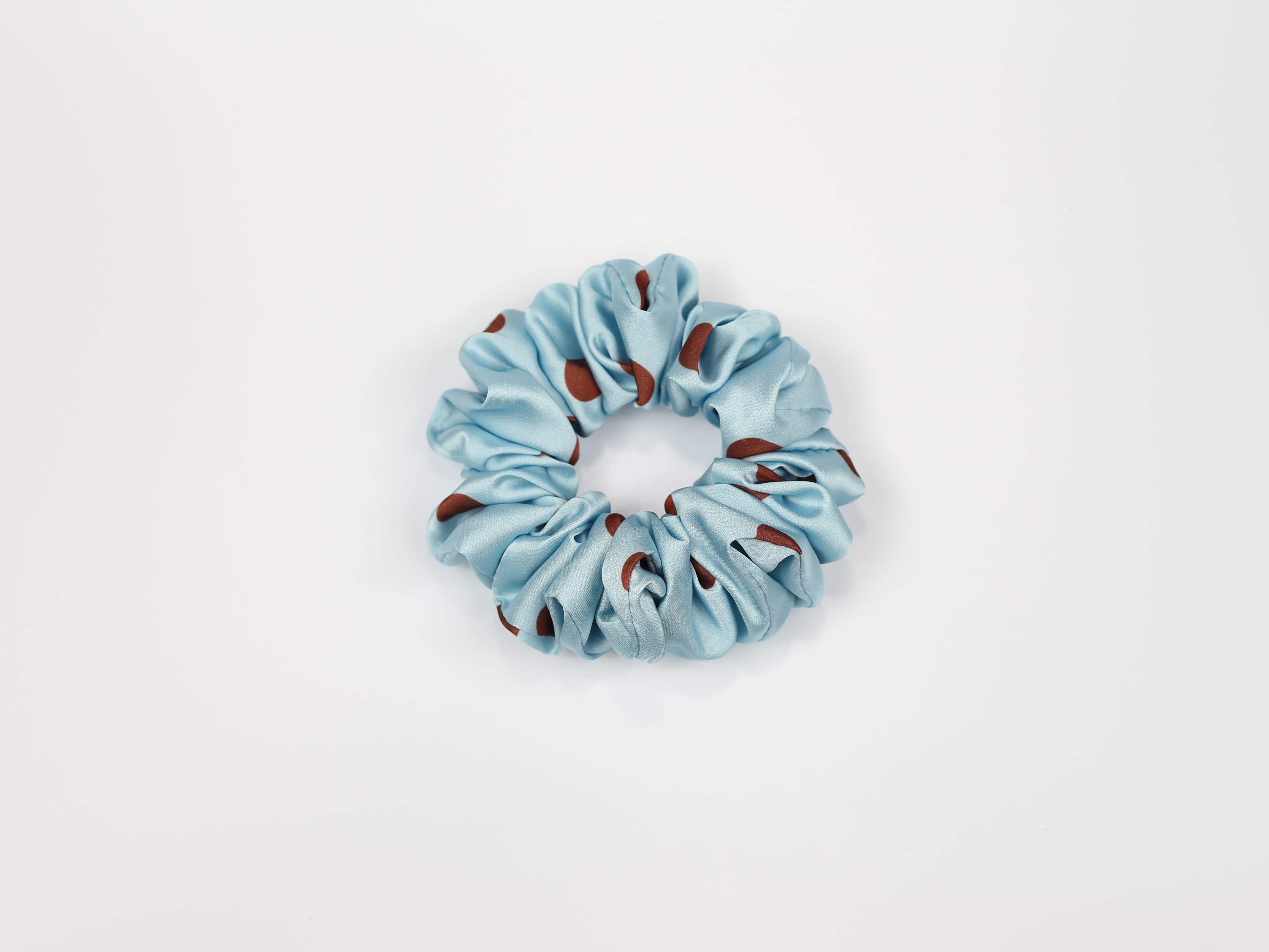 Scrunchie STANDARD - brązowe groszki na niebieskim tle