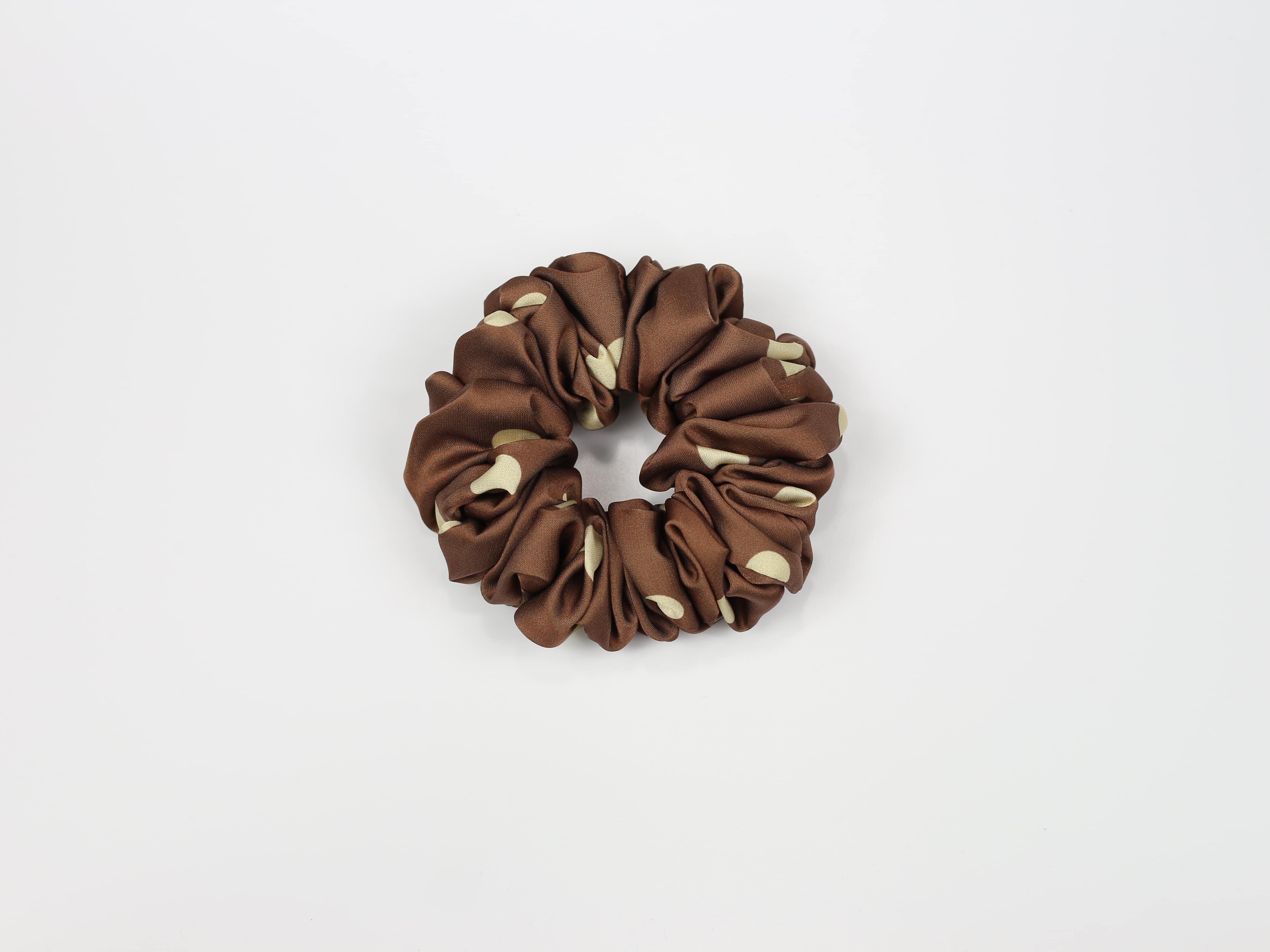 Scrunchie STANDARD - masełkowe groszki na brązowym tle