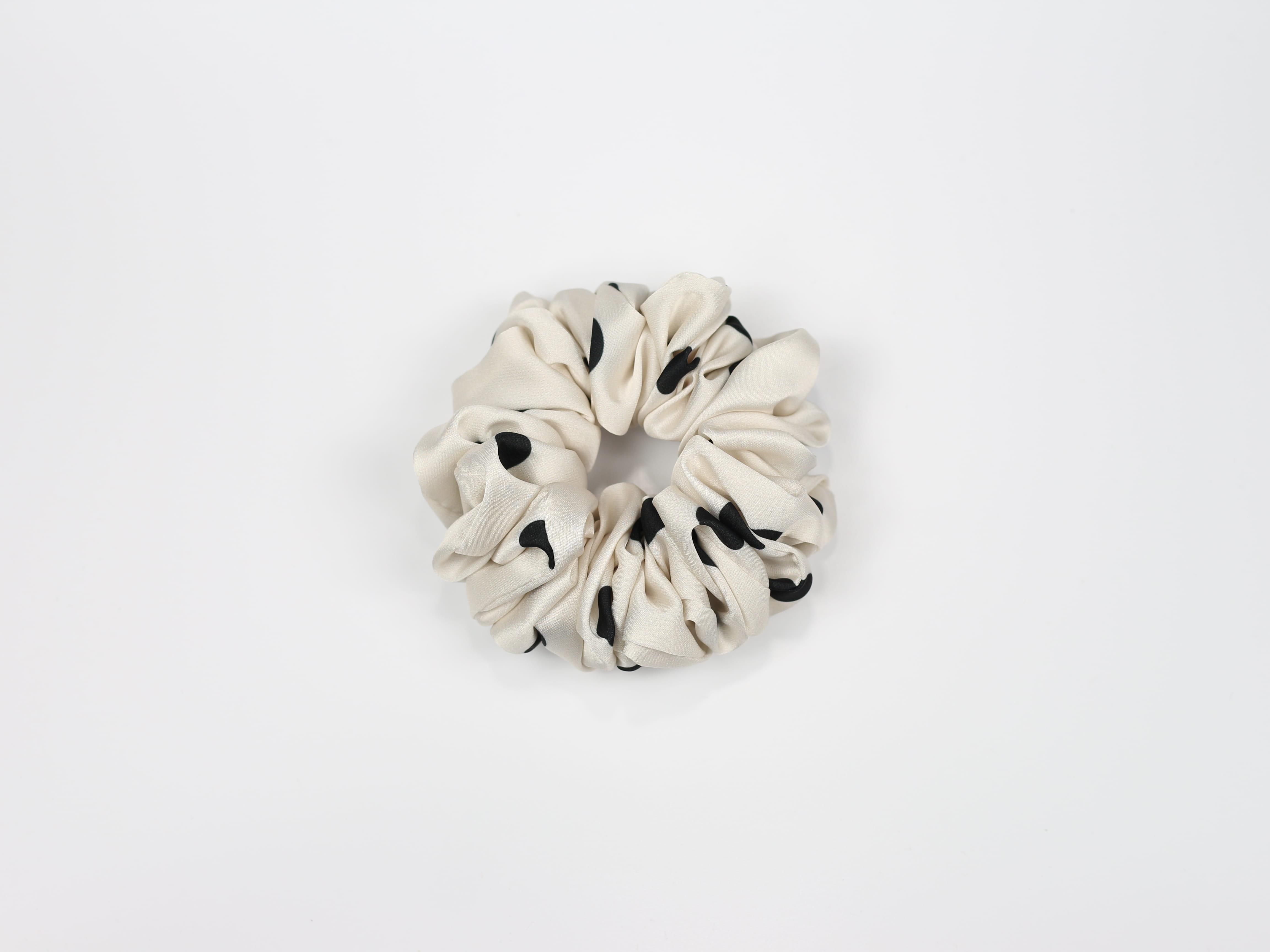 Scrunchie STANDARD - czarne groszki na białym tle